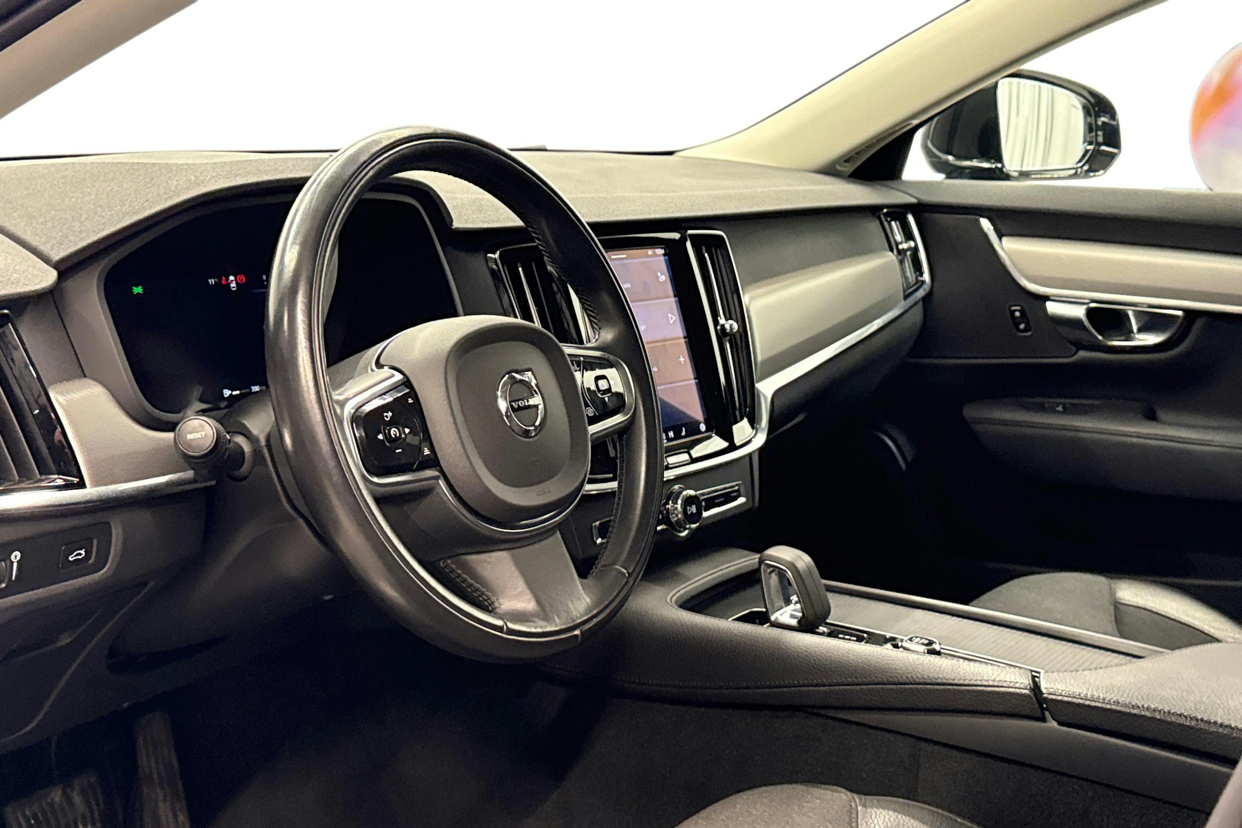 musta Volvo S90 2022 kuva 7.