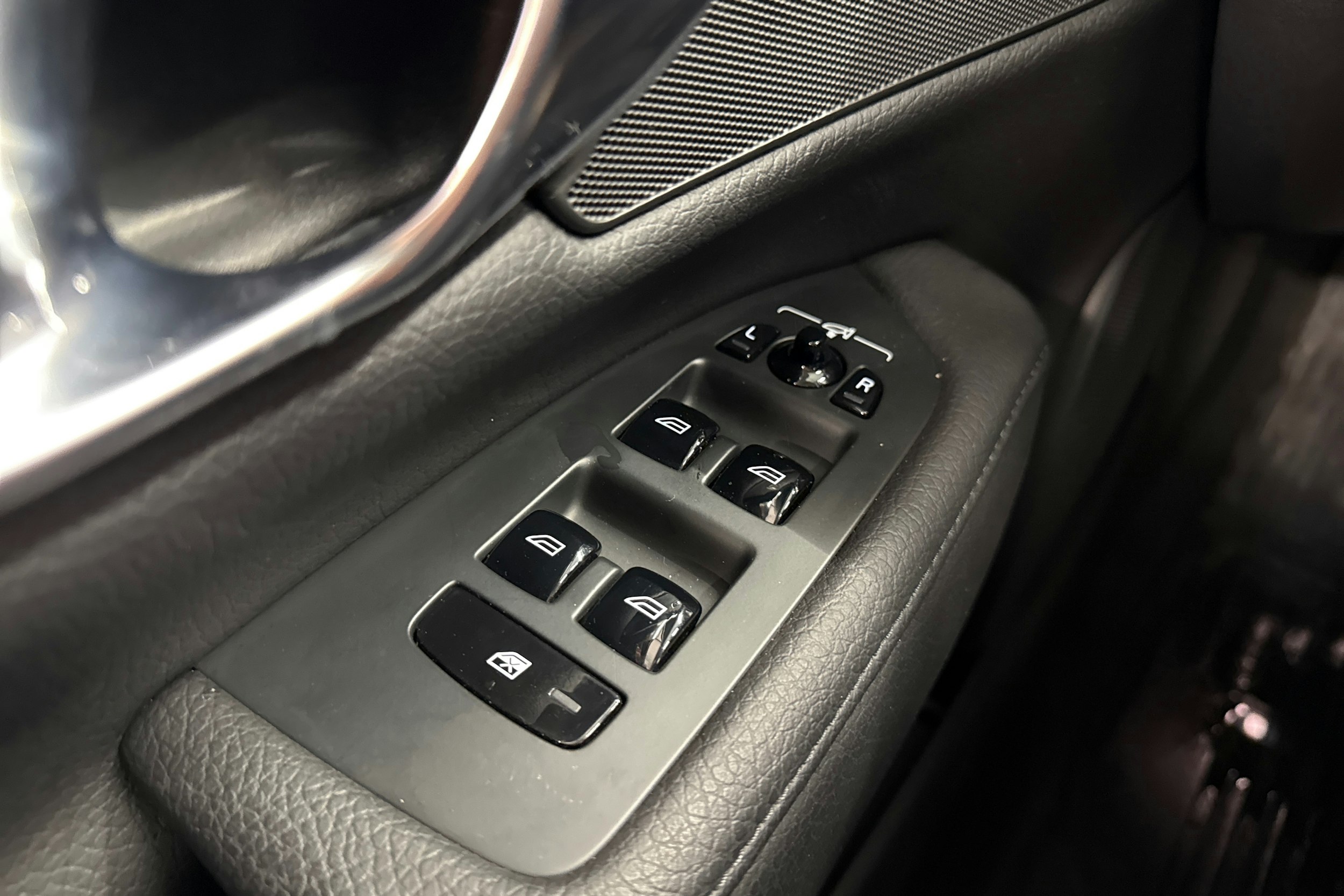 musta Volvo S90 2022 kuva 17.