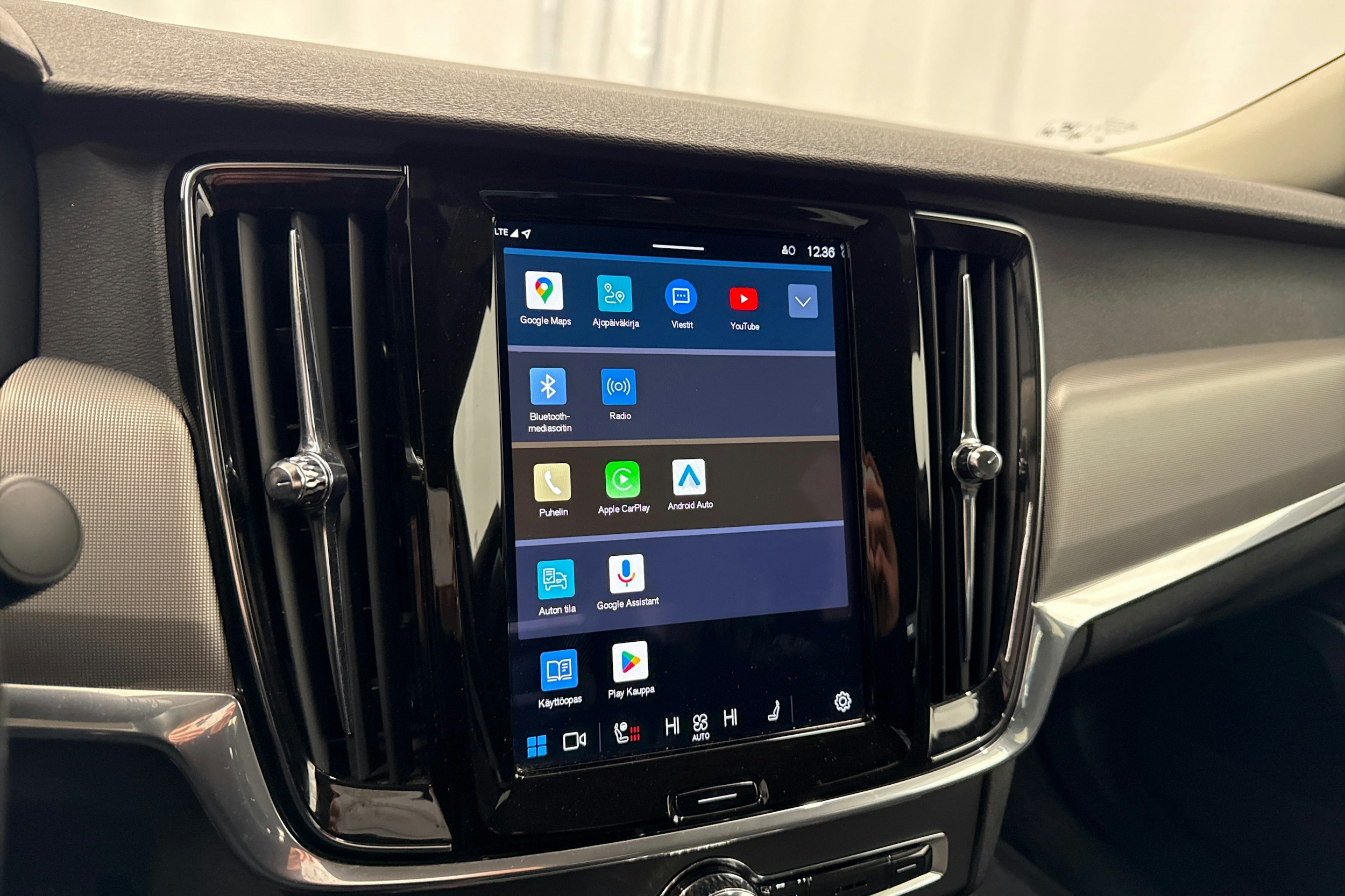 musta Volvo S90 2022 kuva 19.