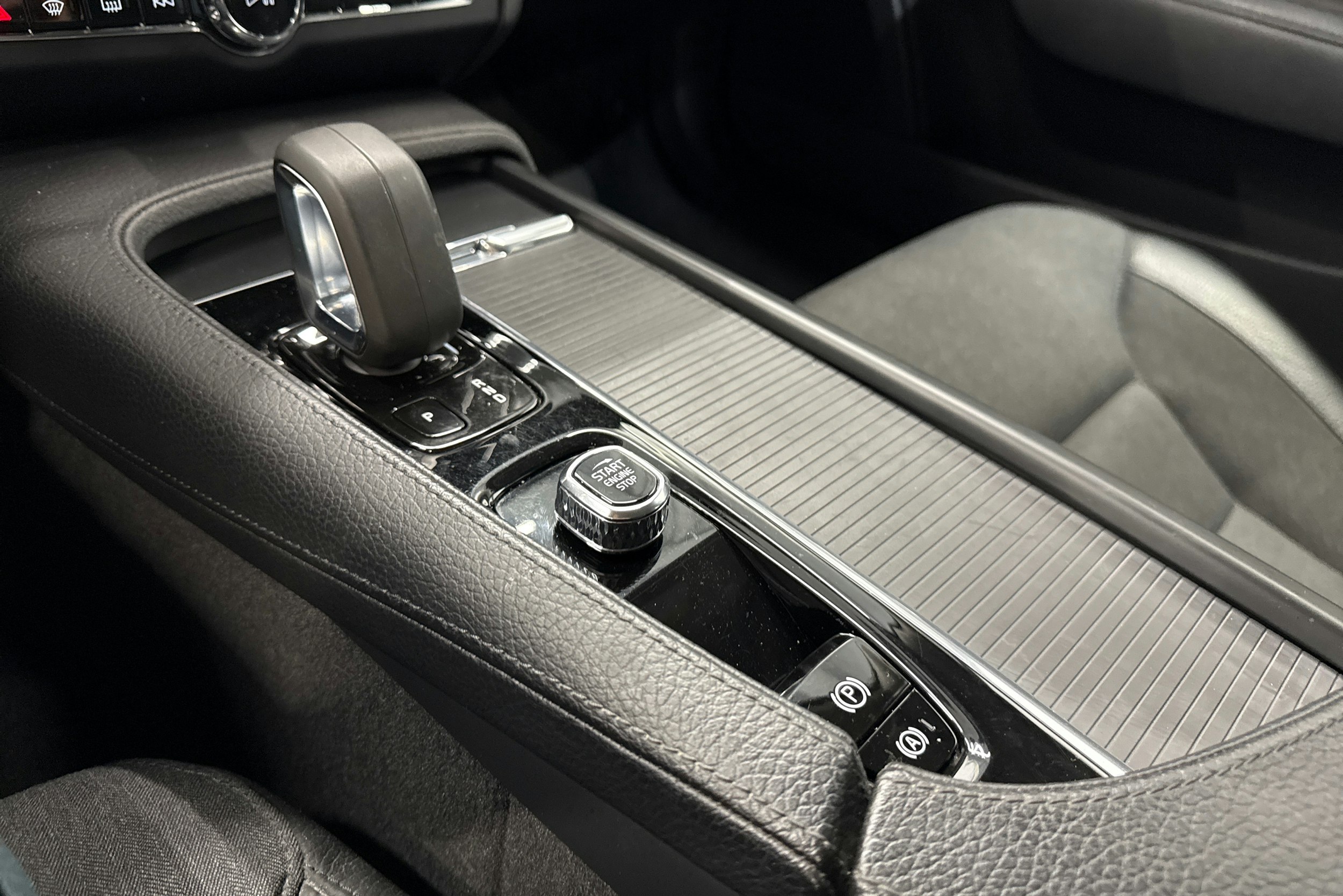 musta Volvo S90 2022 kuva 22.