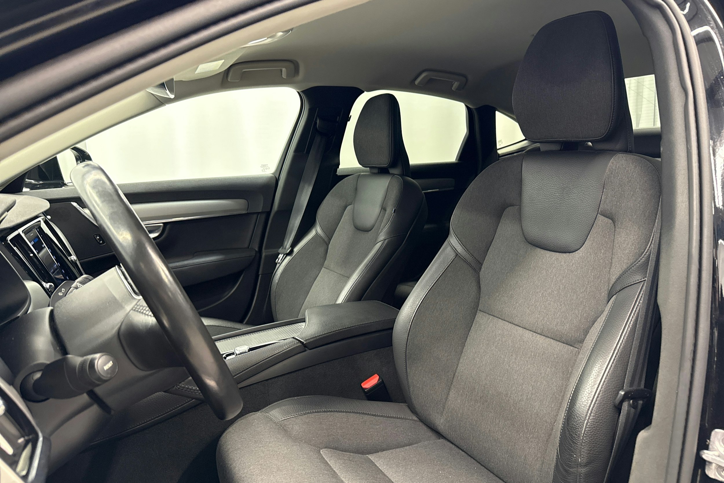 musta Volvo S90 2022 kuva 23.