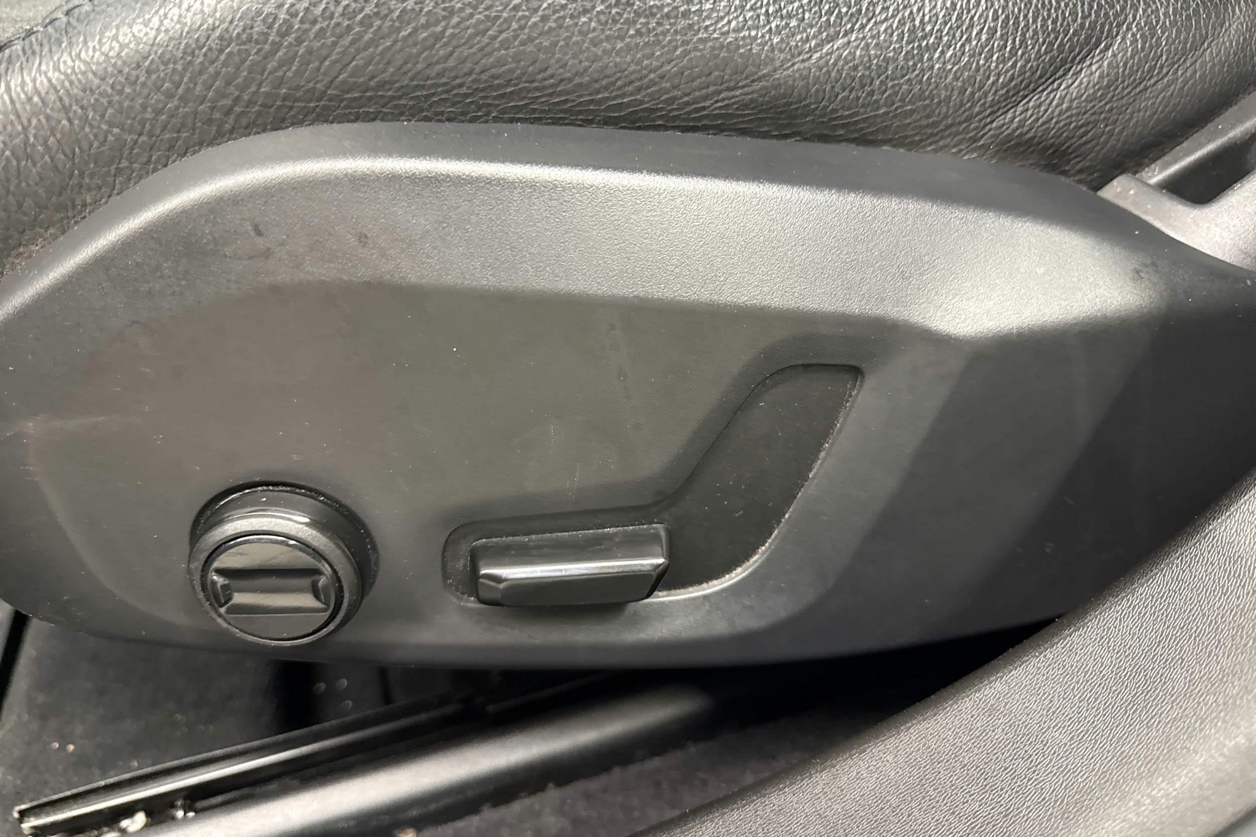 musta Volvo S90 2022 kuva 24.