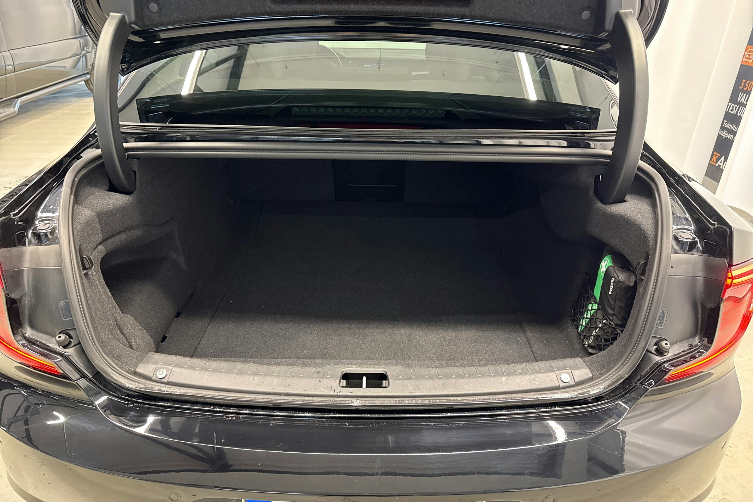 musta Volvo S90 2022 kuva 25.