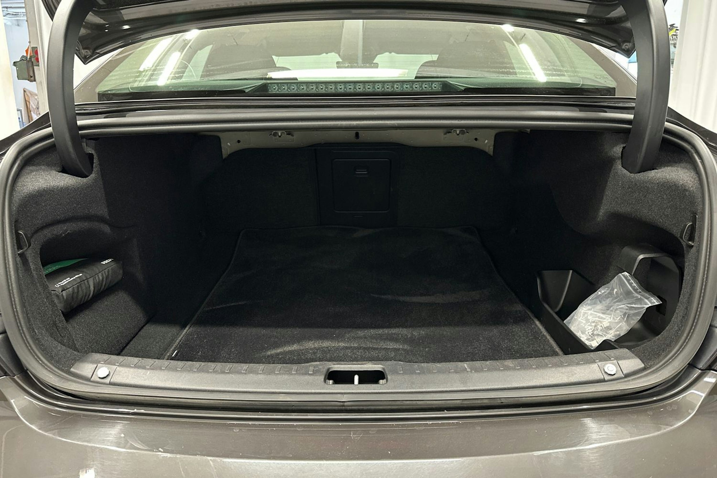 harmaa Volvo S90 2022 kuva 14.