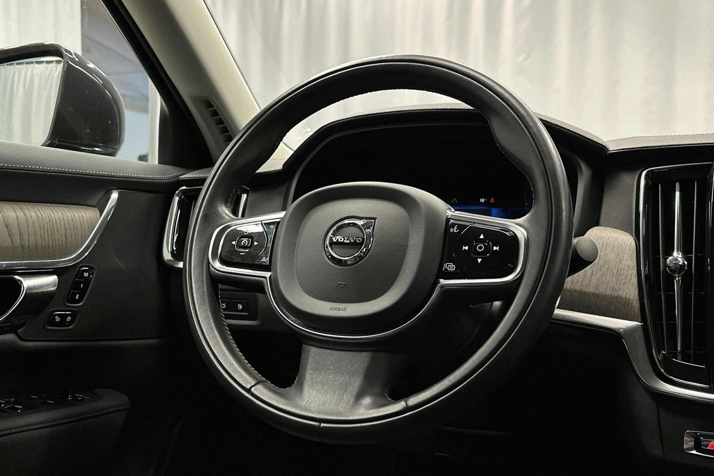 harmaa Volvo S90 2022 kuva 18.