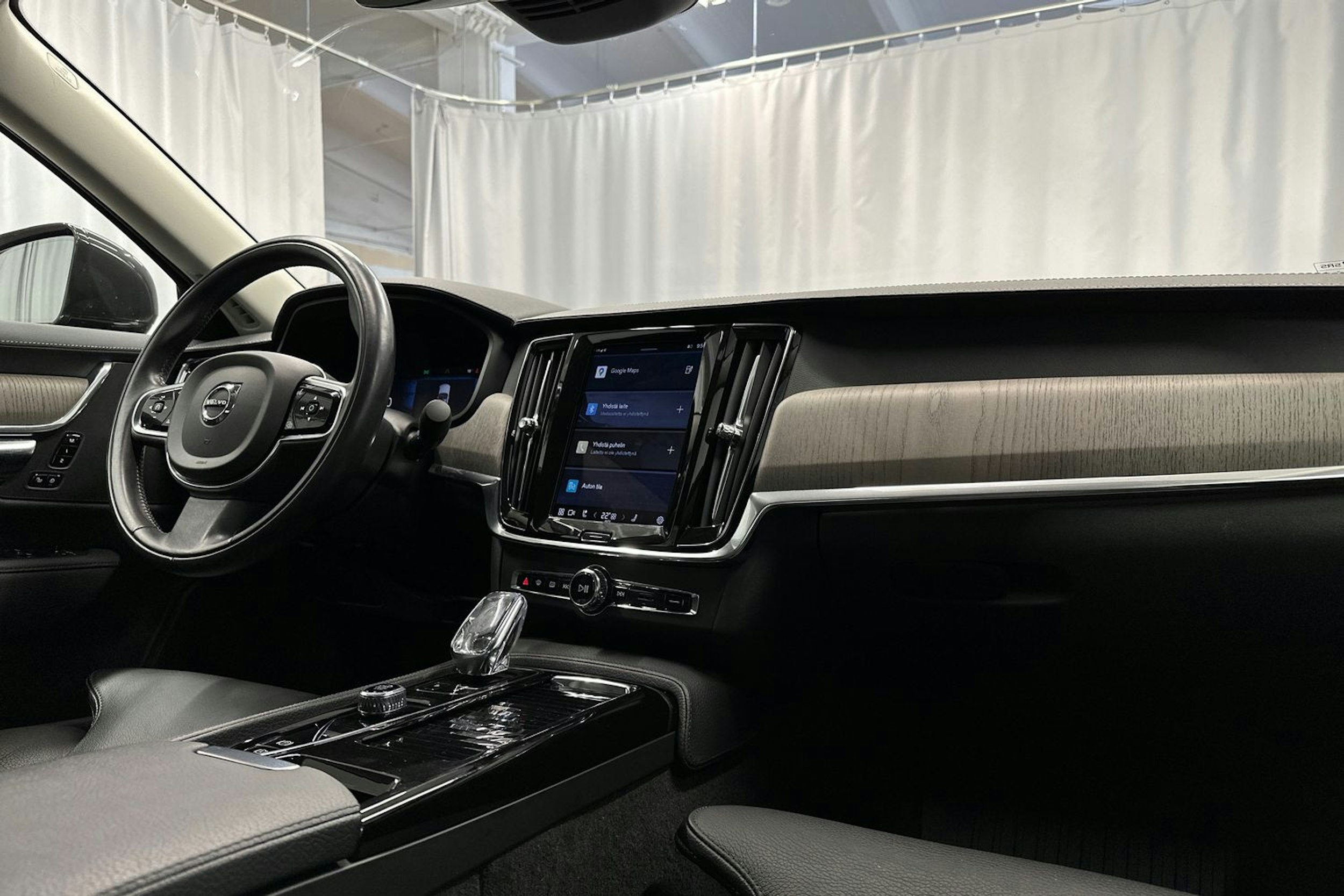 harmaa Volvo S90 2022 kuva 19.