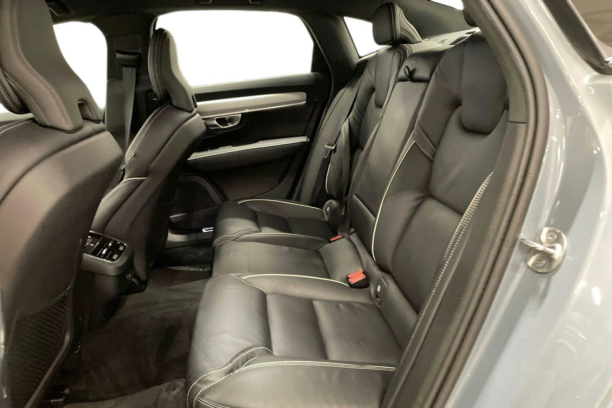 harmaa Volvo S90 2023 kuva 10.