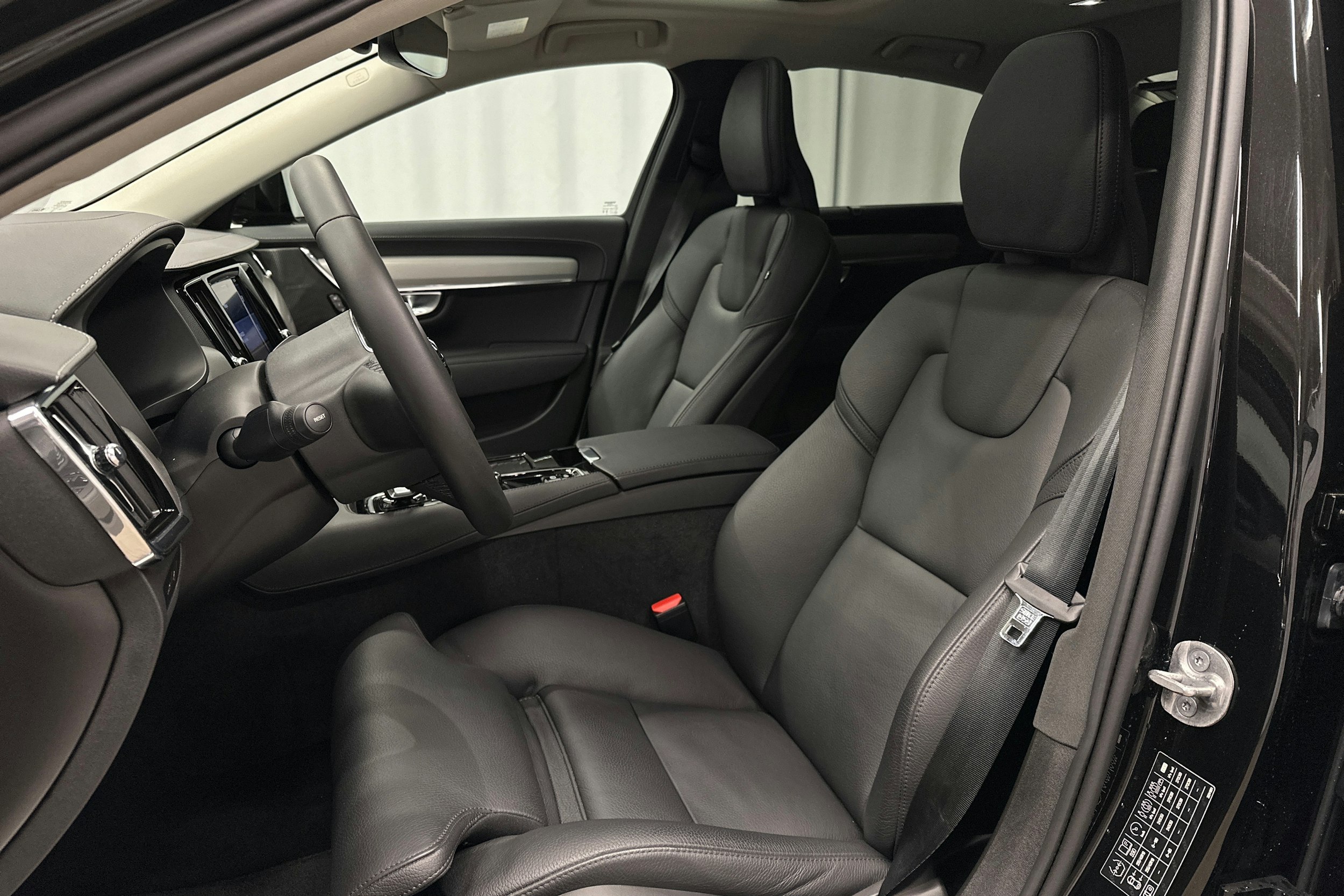 musta Volvo S90 2024 kuva 16.