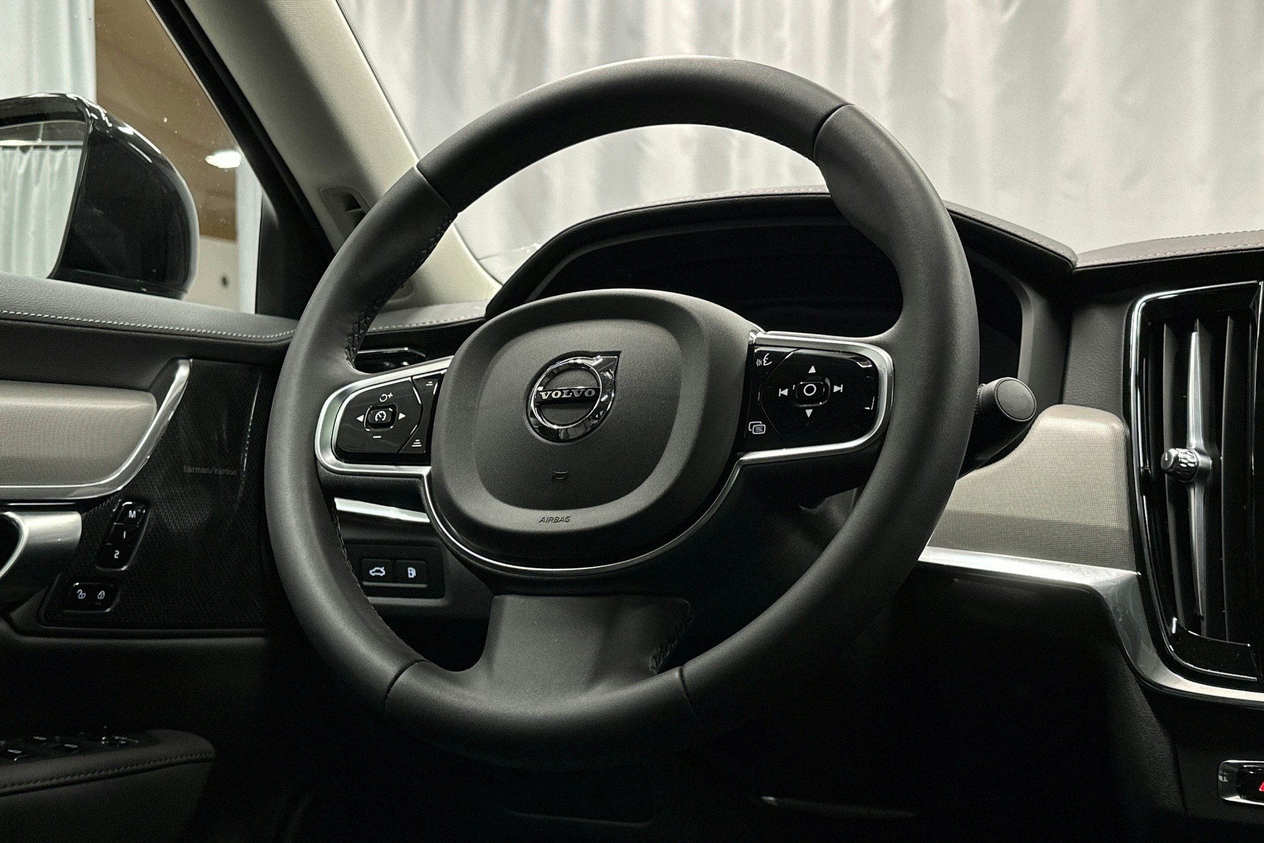 musta Volvo S90 2024 kuva 21.