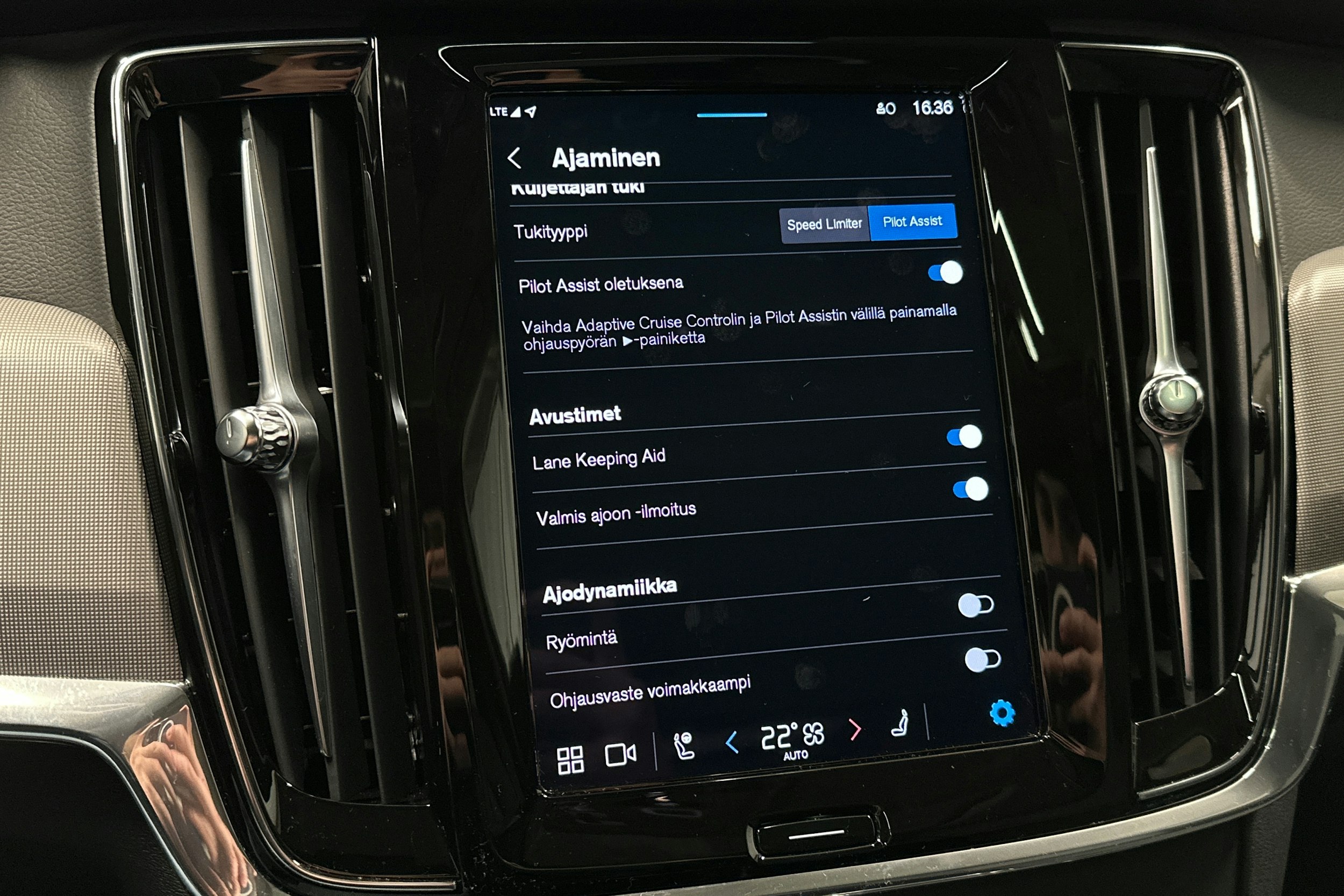 musta Volvo S90 2024 kuva 29.