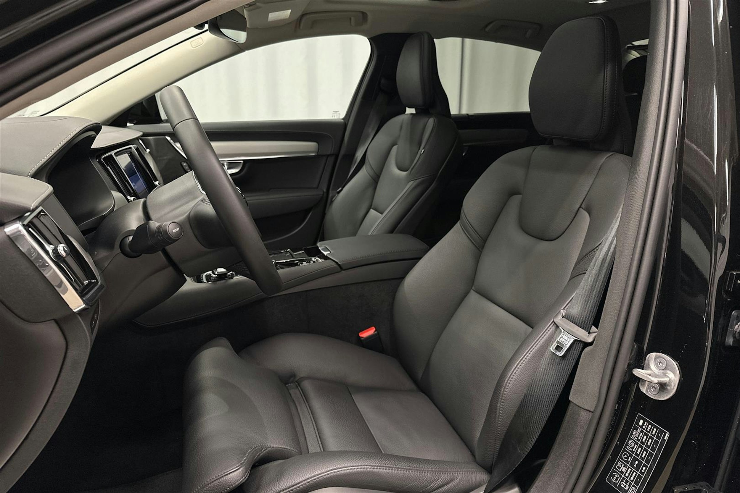 musta Volvo S90 2024 kuva 16.