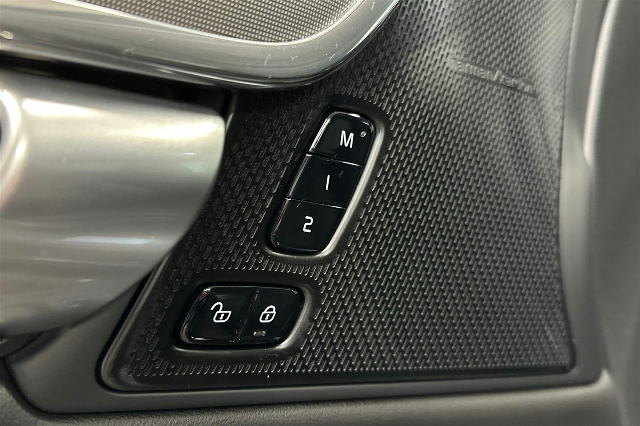 musta Volvo S90 2024 kuva 18.