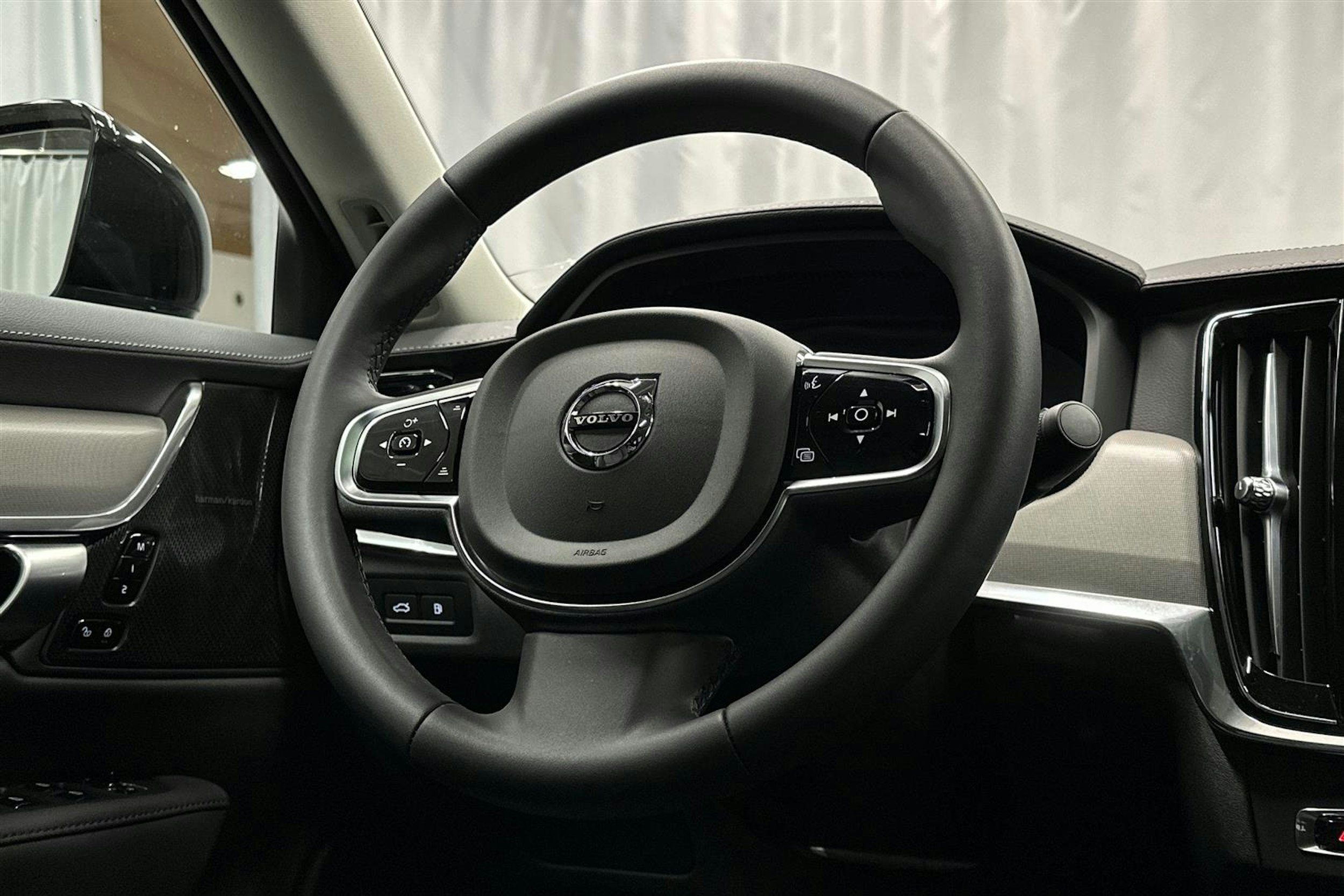 musta Volvo S90 2024 kuva 21.