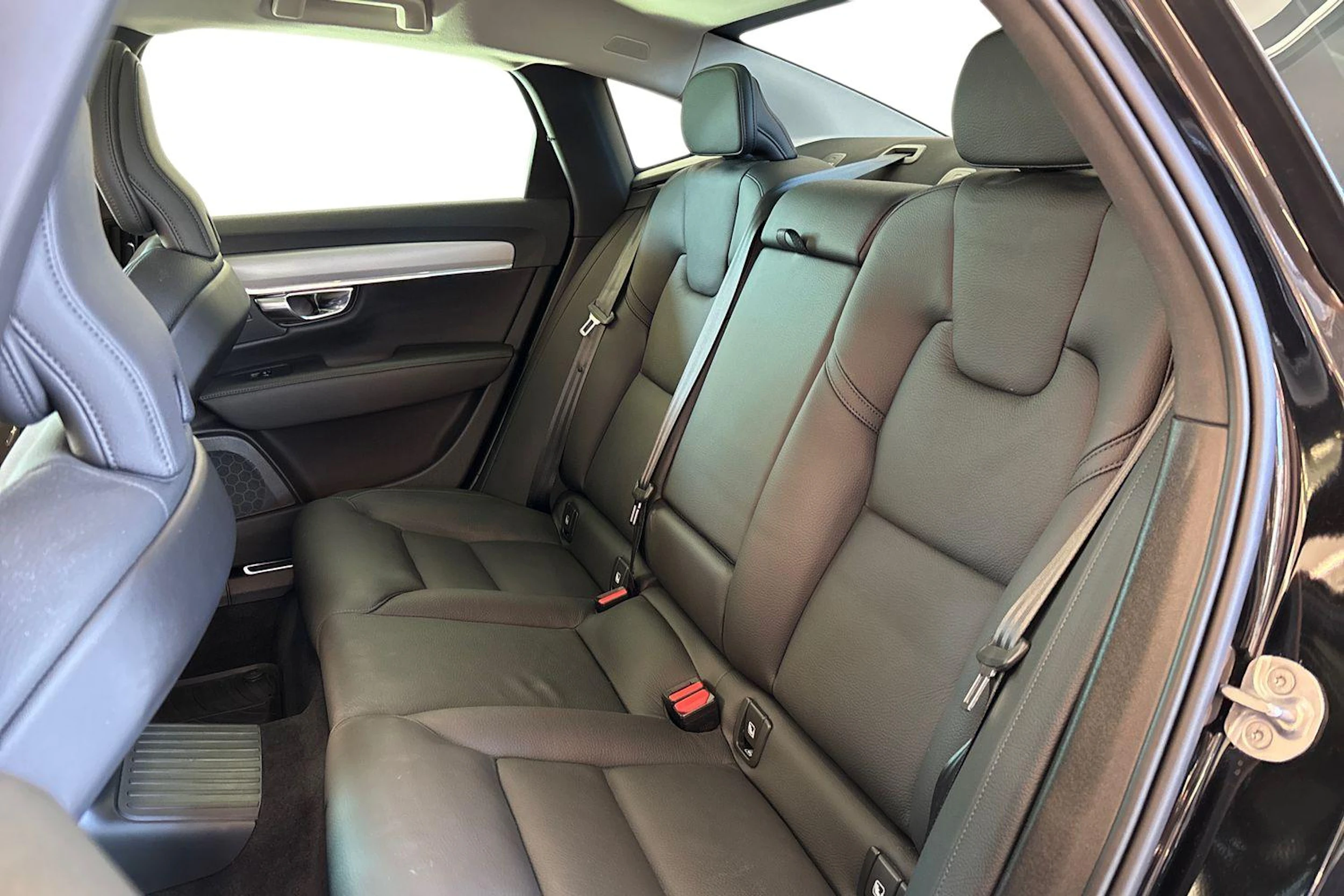 musta Volvo S90 2024 kuva 8.