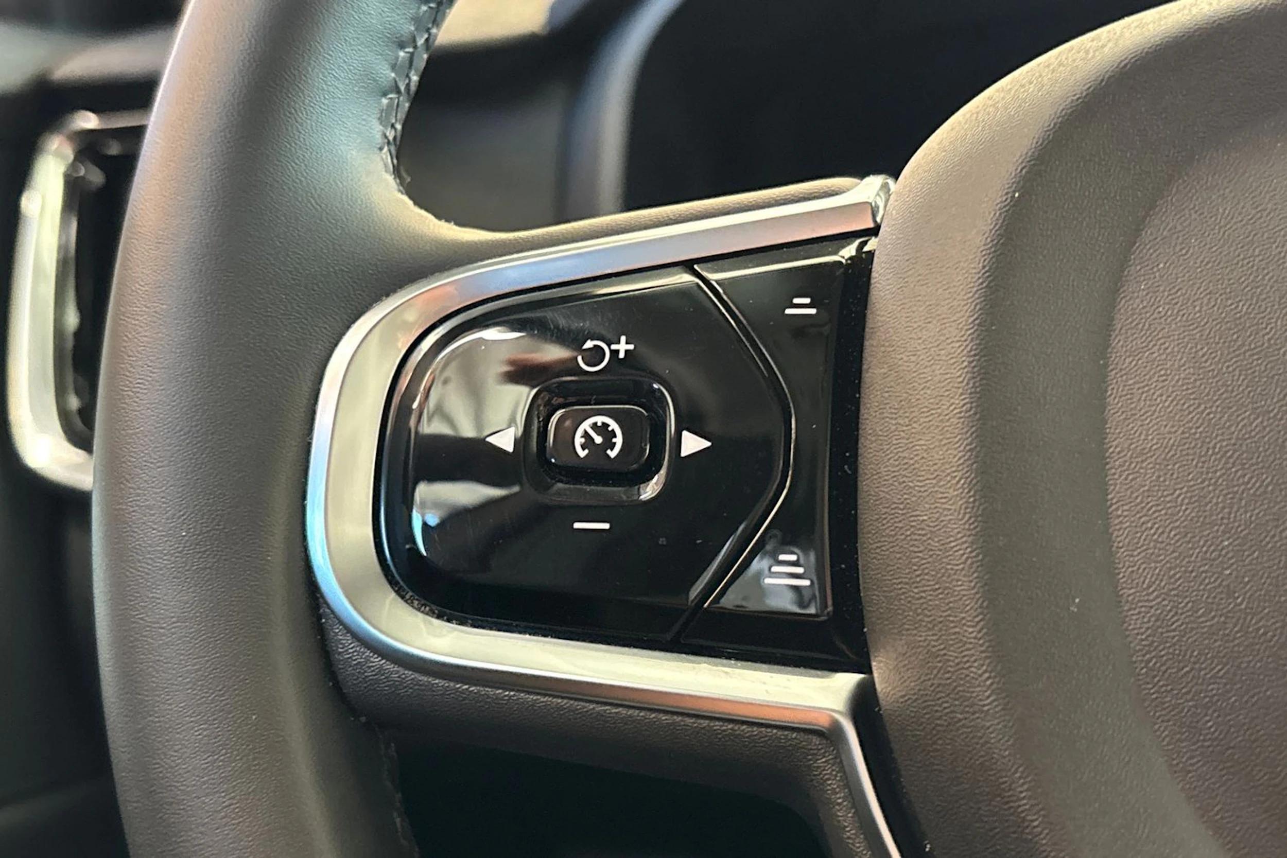 musta Volvo S90 2024 kuva 13.