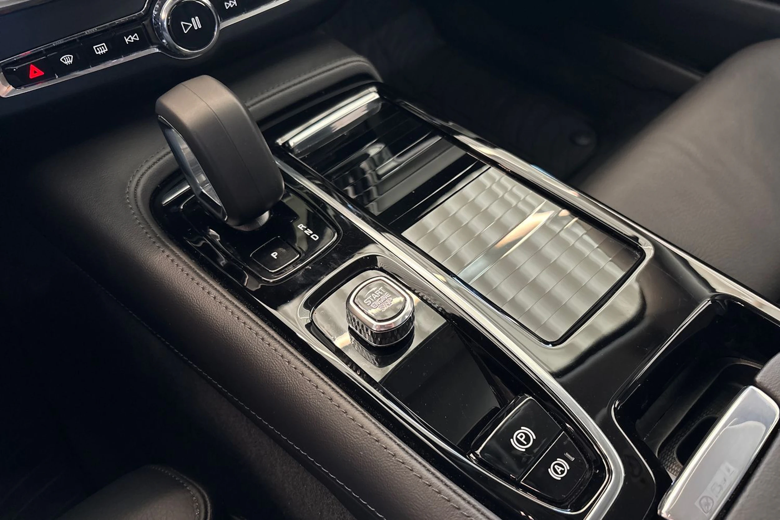 musta Volvo S90 2024 kuva 17.