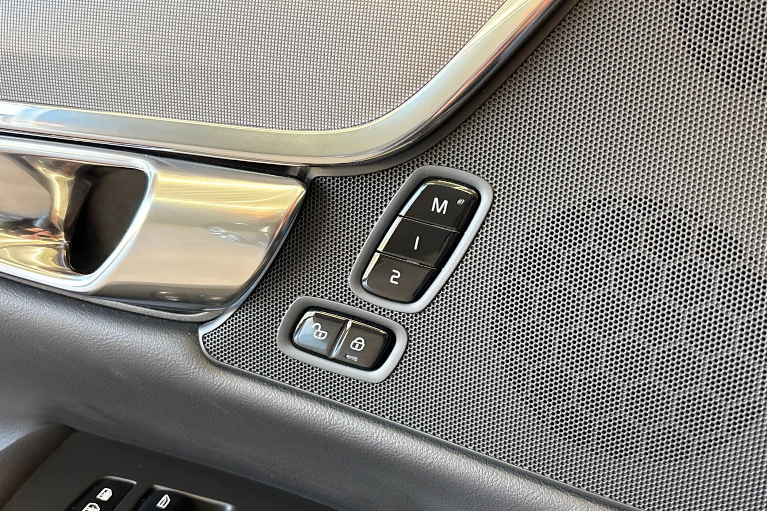 musta Volvo S90 2024 kuva 18.
