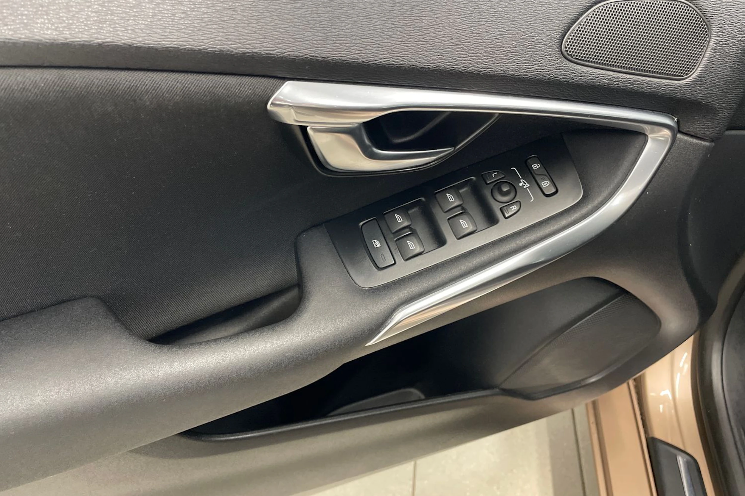 Ruskea (beige) Volvo V40 2013 kuva 15.