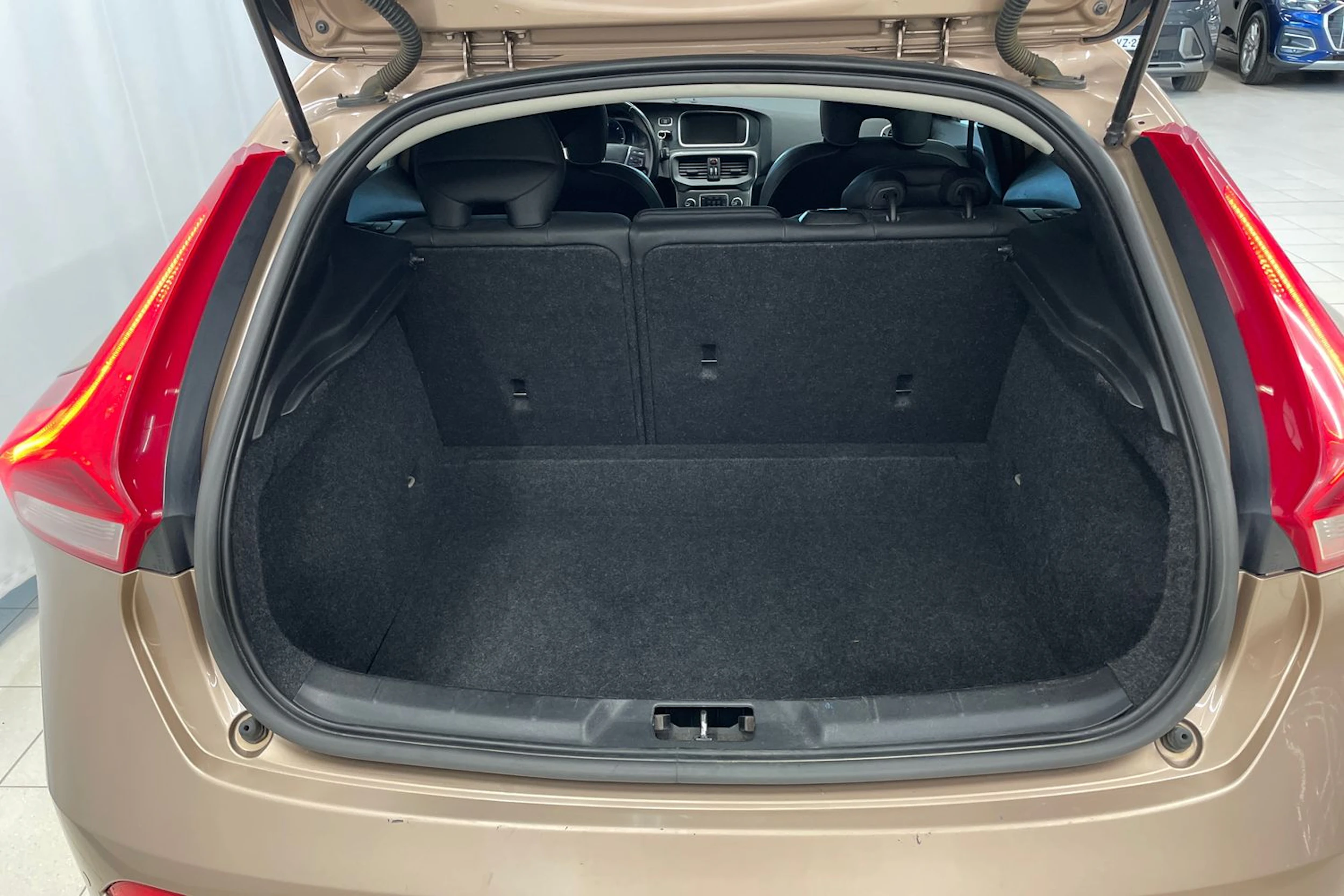 Ruskea (beige) Volvo V40 2013 kuva 16.