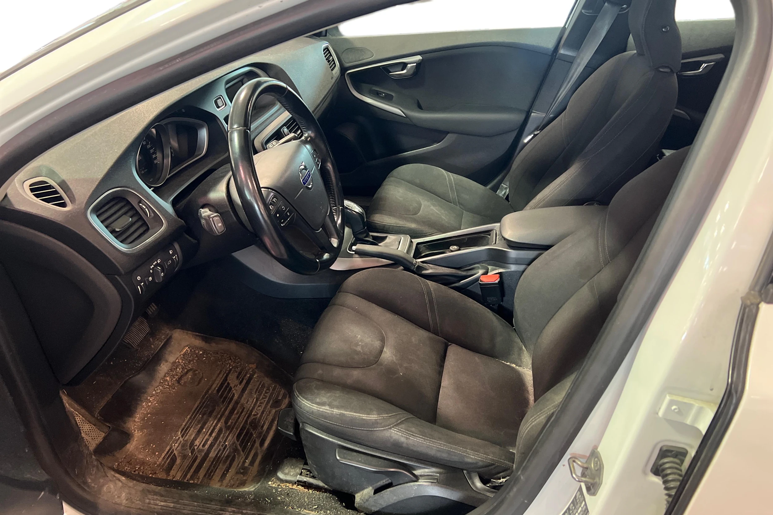 Valkoinen Volvo V40 2013 kuva 3.