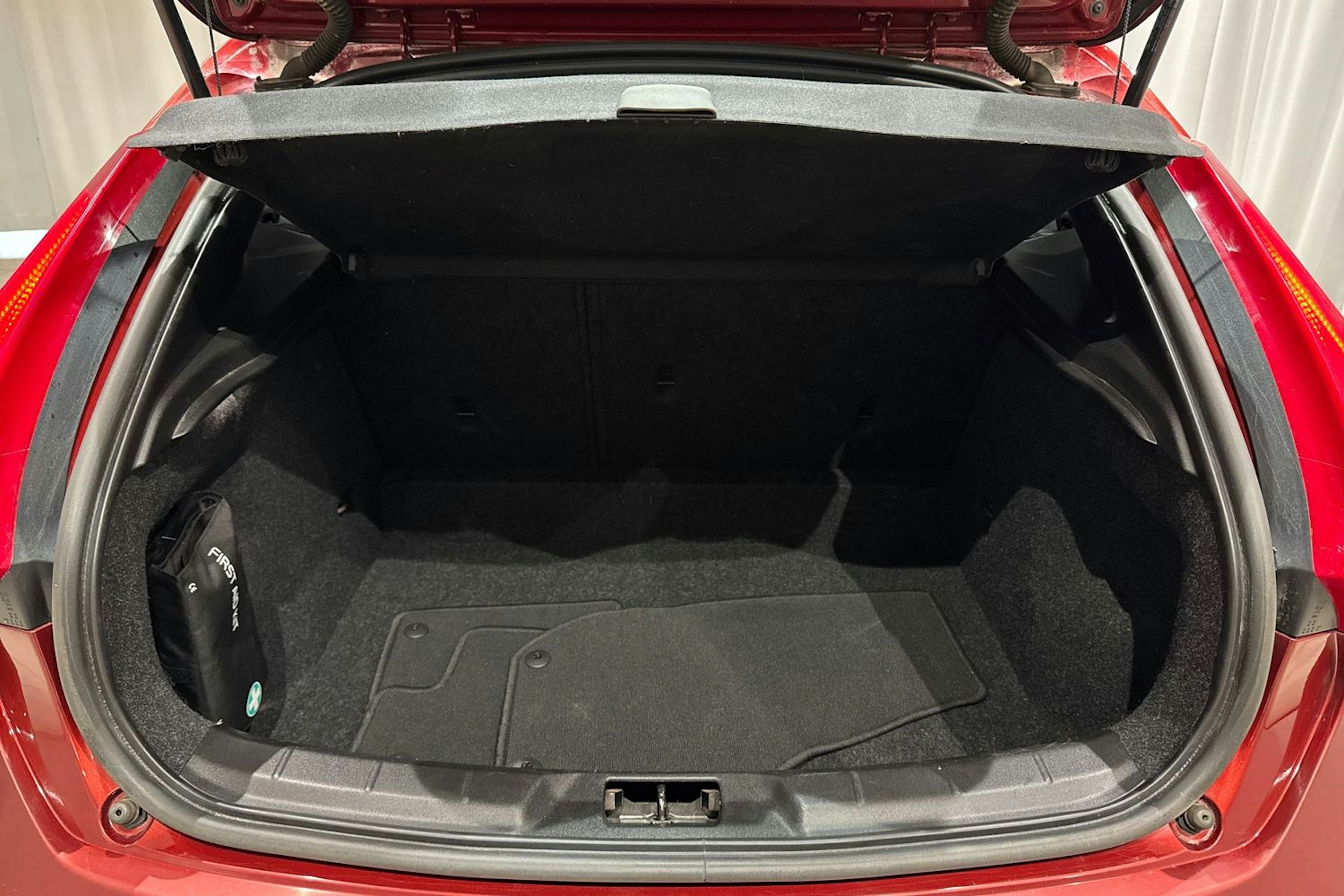 punainen Volvo V40 2013 kuva 15.