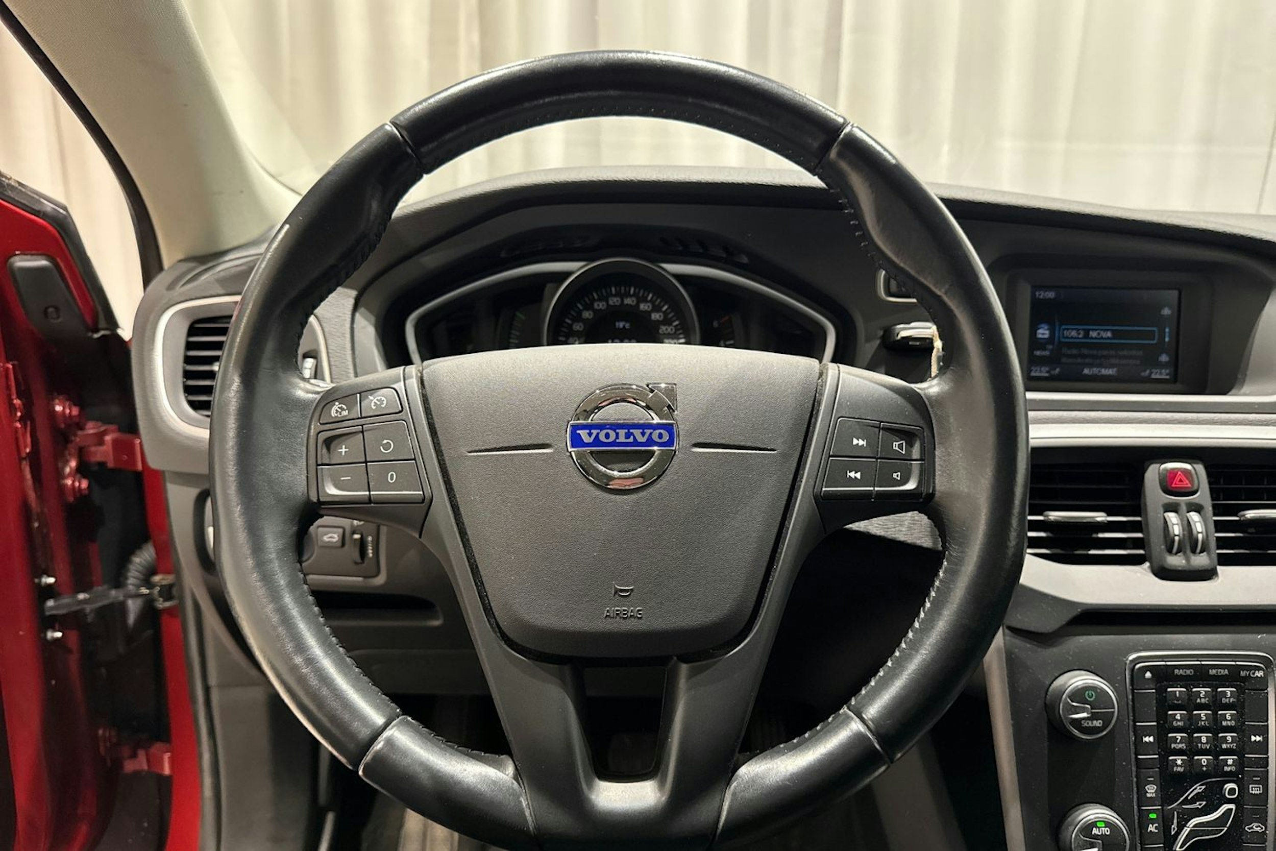 punainen Volvo V40 2013 kuva 16.