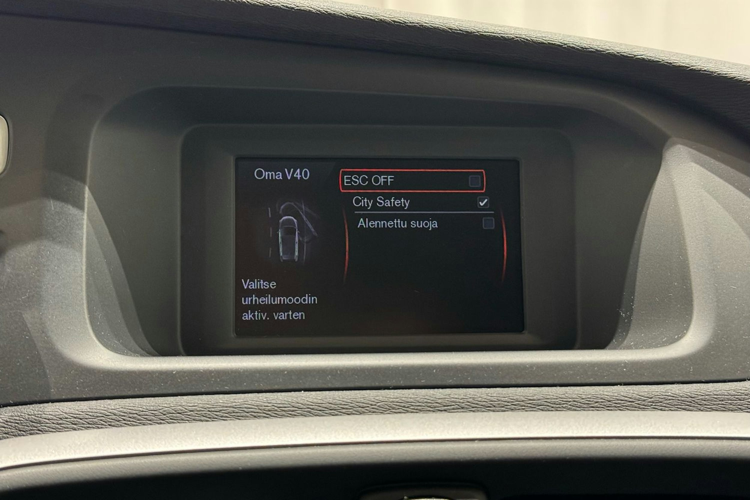 punainen Volvo V40 2013 kuva 21.