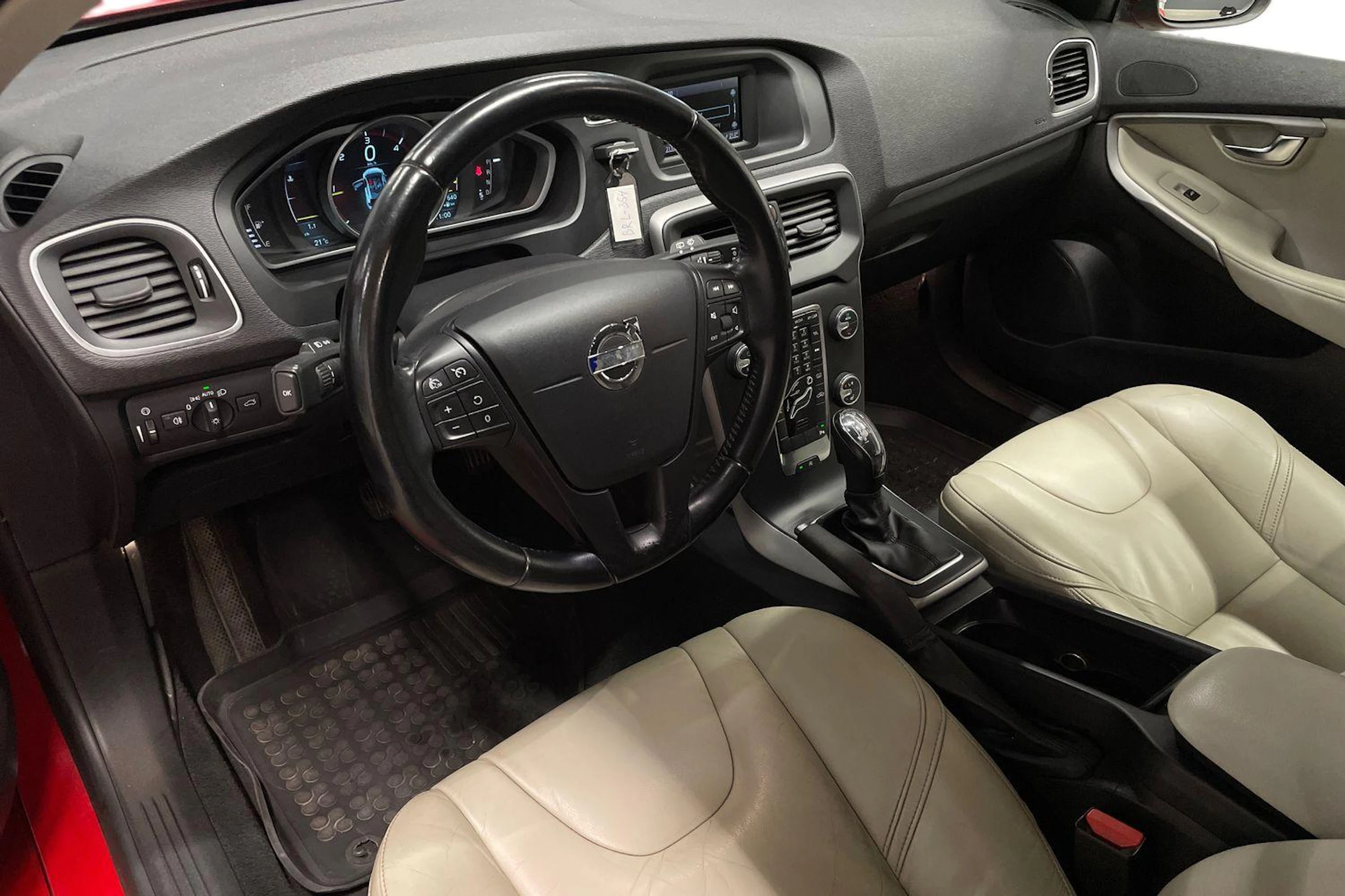 punainen Volvo V40 2013 kuva 6.