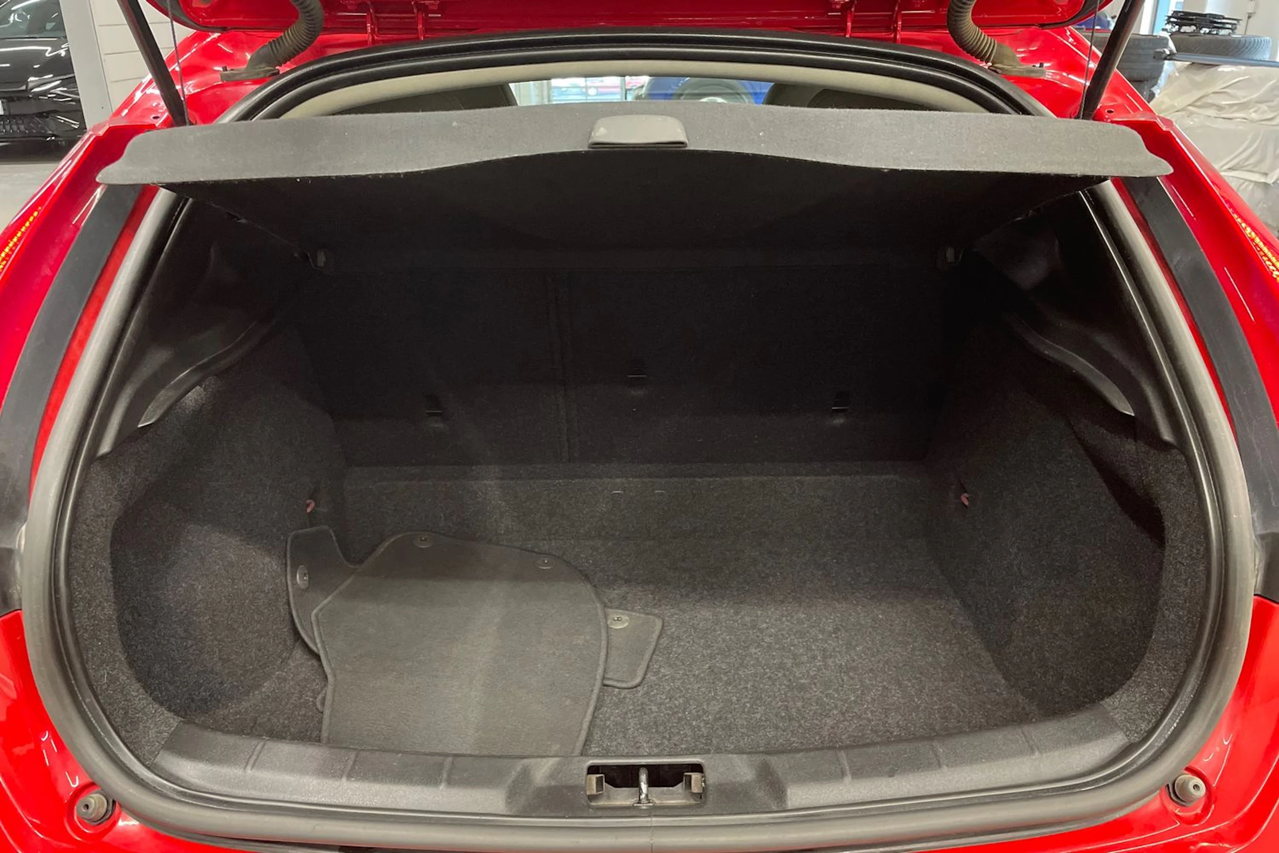 punainen Volvo V40 2013 kuva 11.