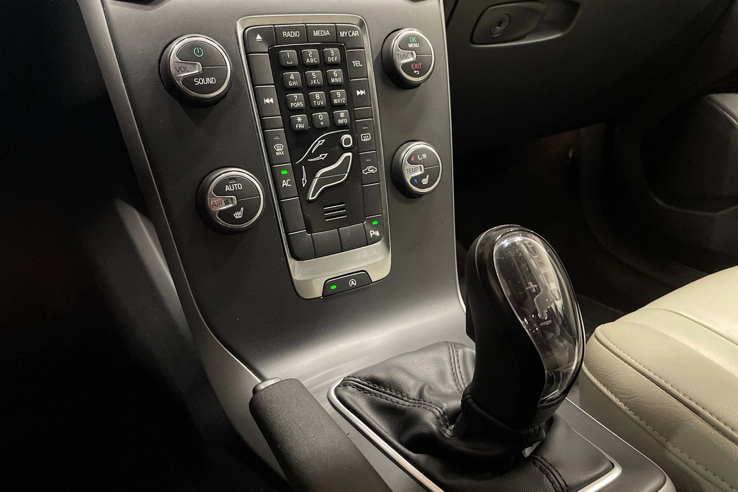 punainen Volvo V40 2013 kuva 14.