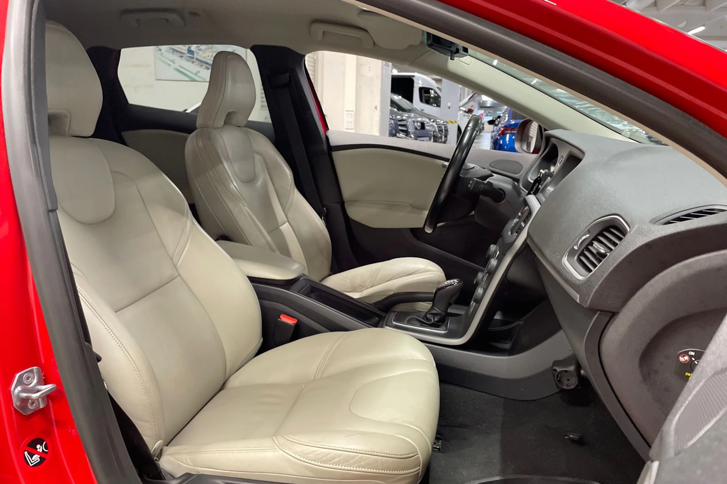 punainen Volvo V40 2013 kuva 19.