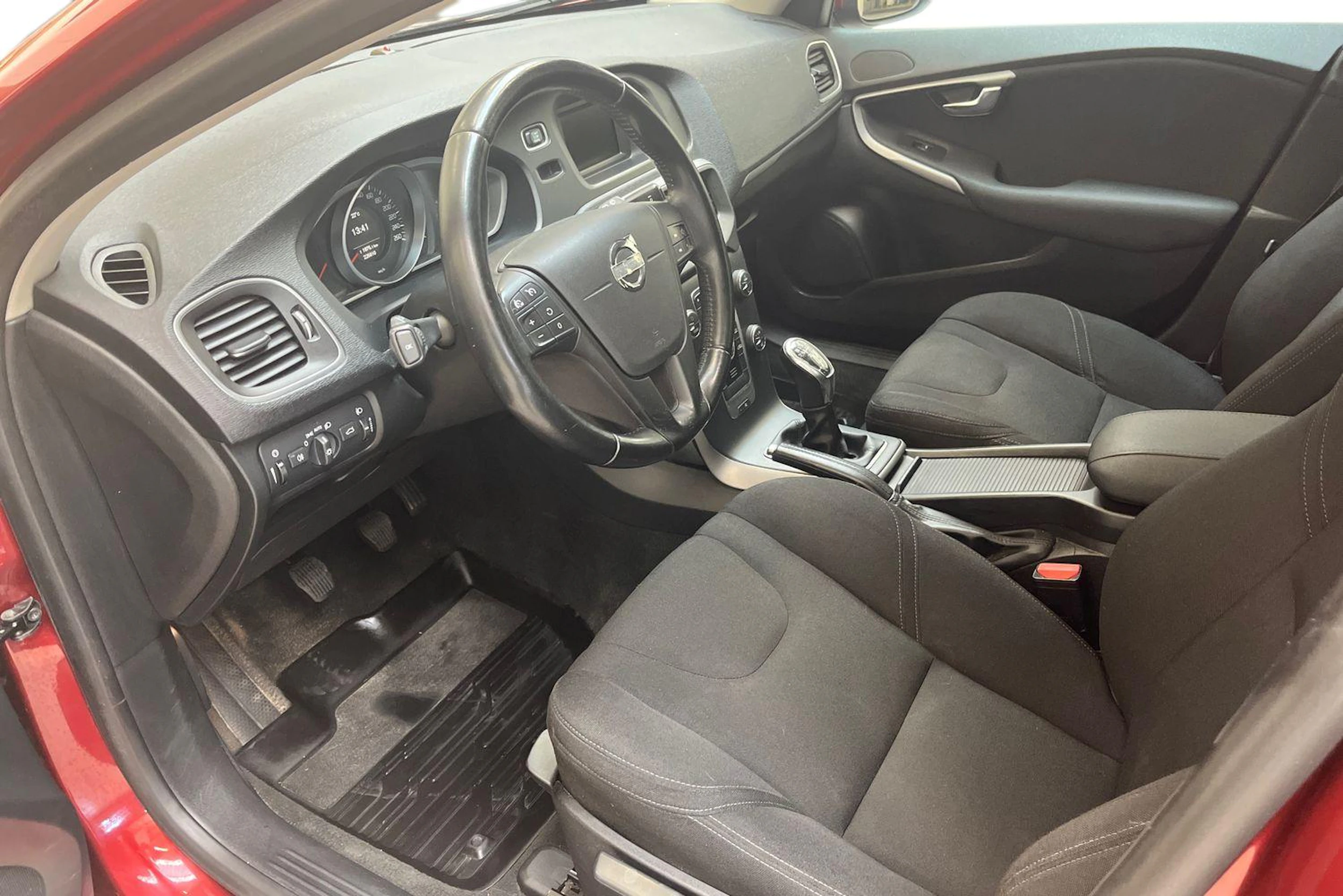 punainen Volvo V40 2013 kuva 6.