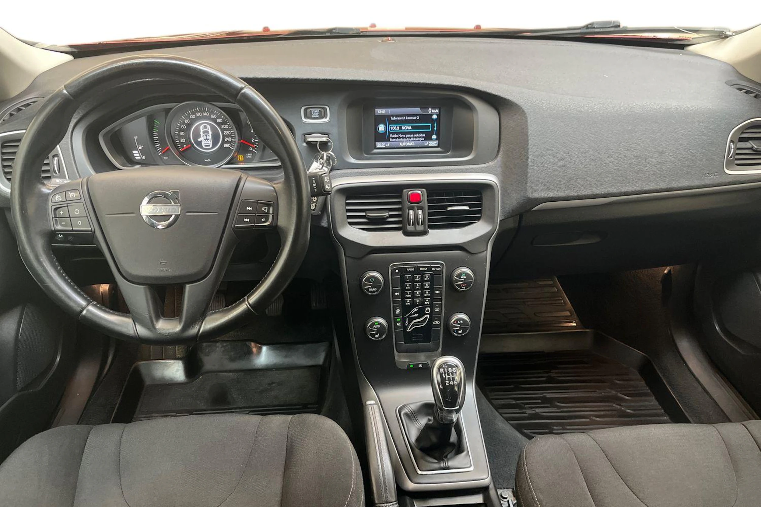 punainen Volvo V40 2013 kuva 7.