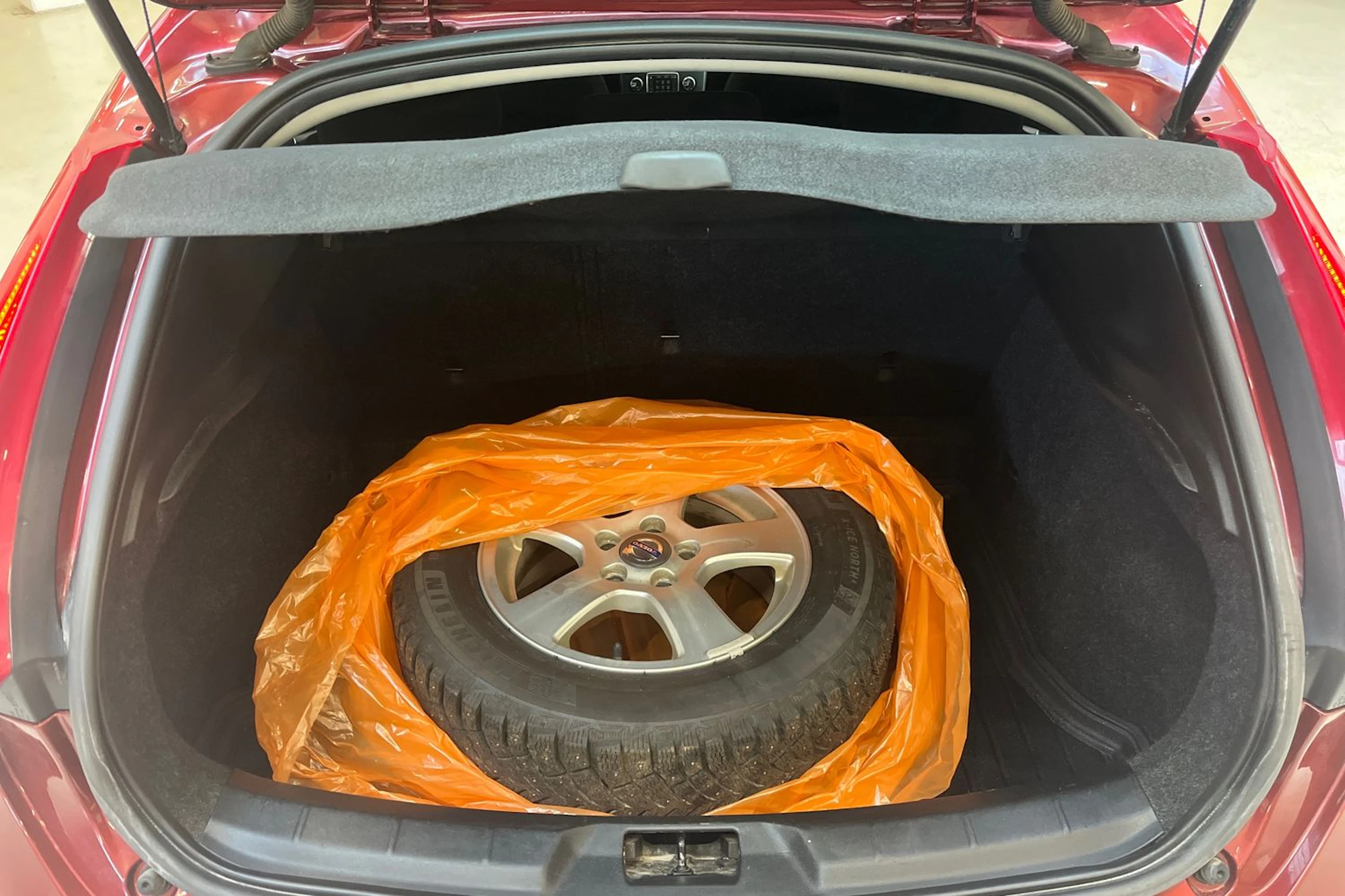 punainen Volvo V40 2013 kuva 10.