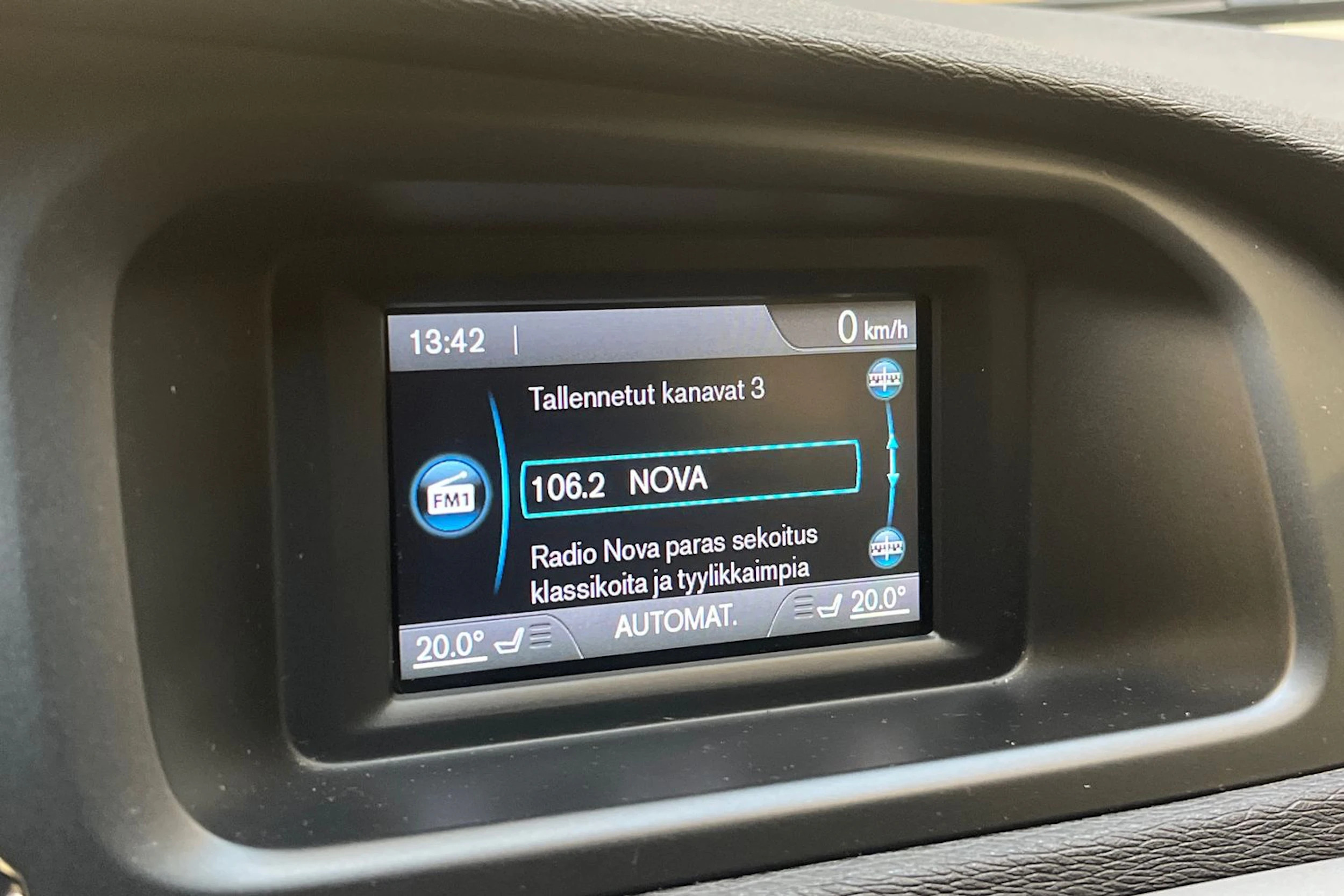 punainen Volvo V40 2013 kuva 12.