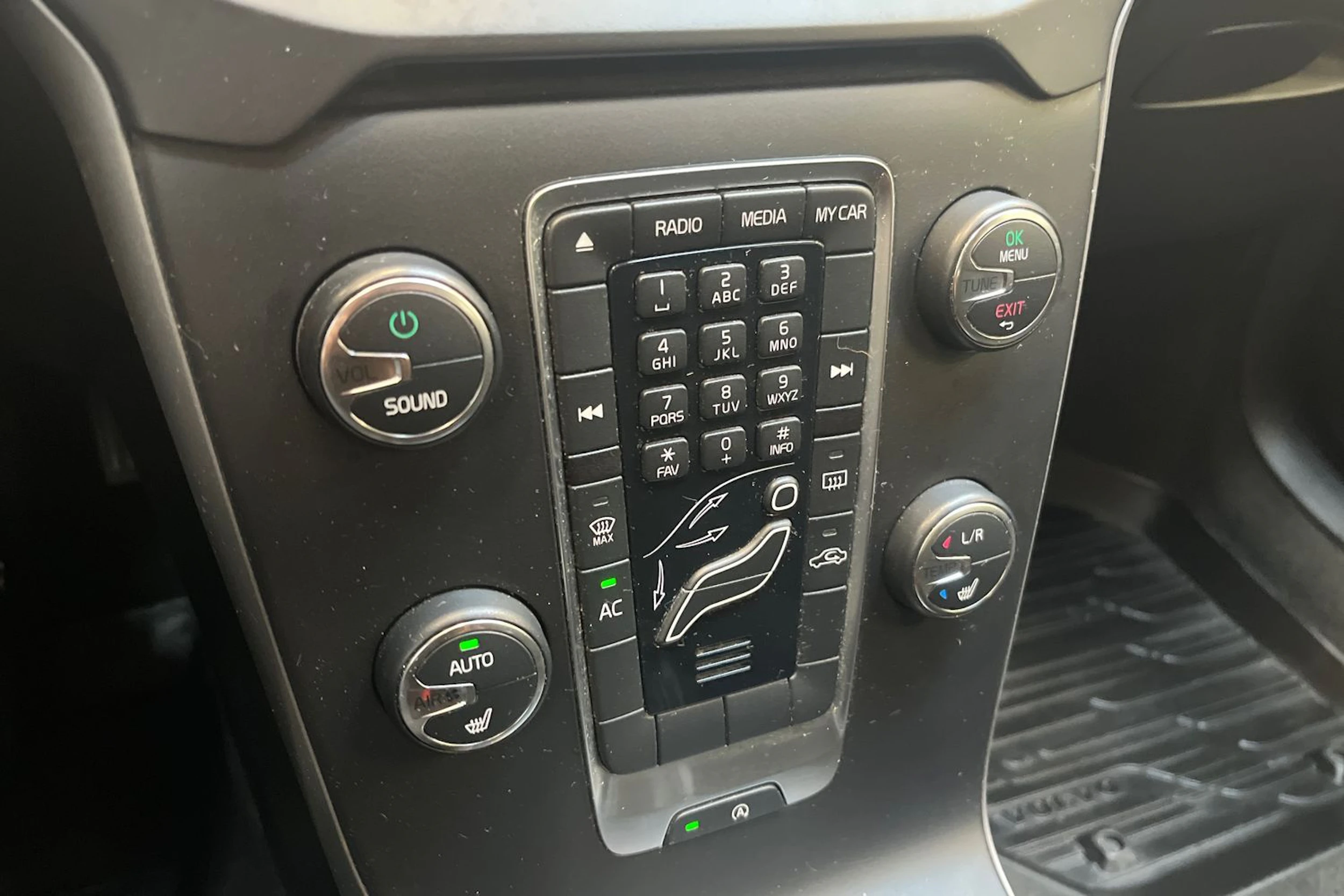 punainen Volvo V40 2013 kuva 13.