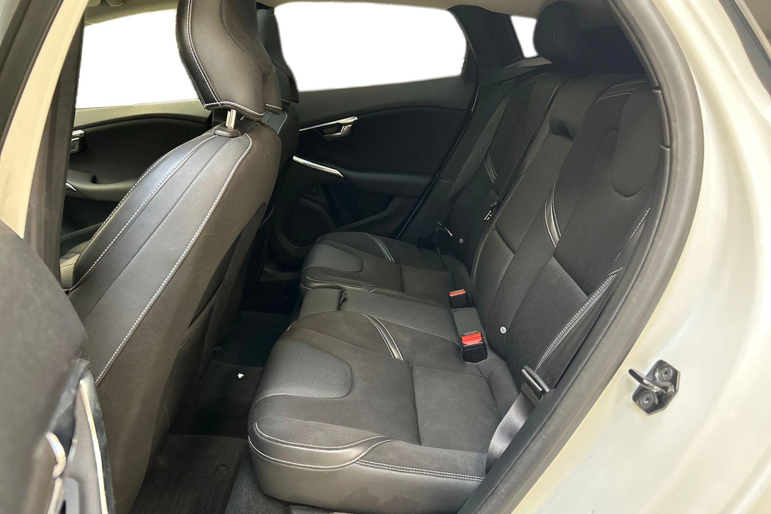 valkoinen Volvo V40 2013 kuva 8.