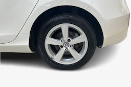 valkoinen Volvo V40 2013 kuva 9.