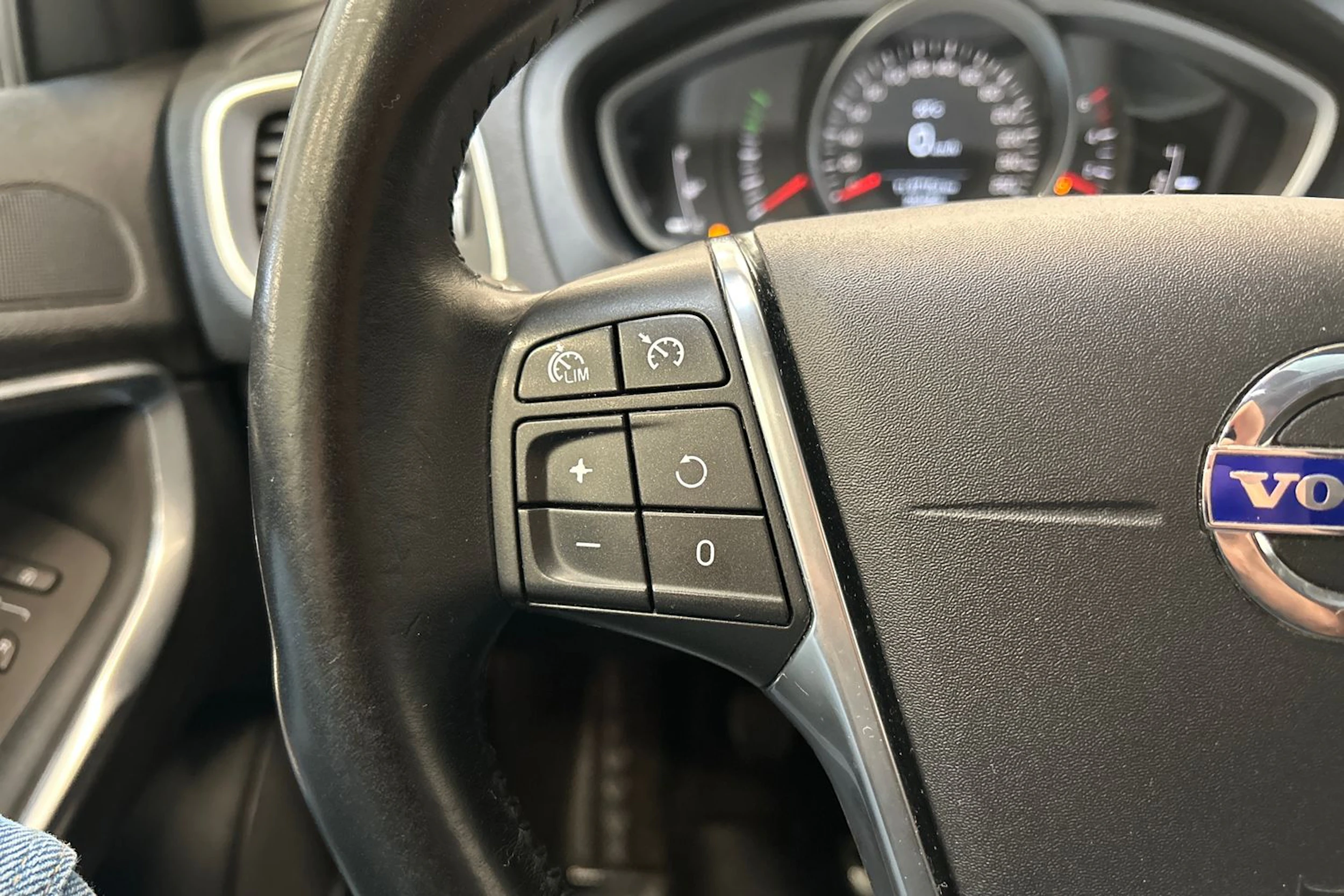 valkoinen Volvo V40 2013 kuva 12.