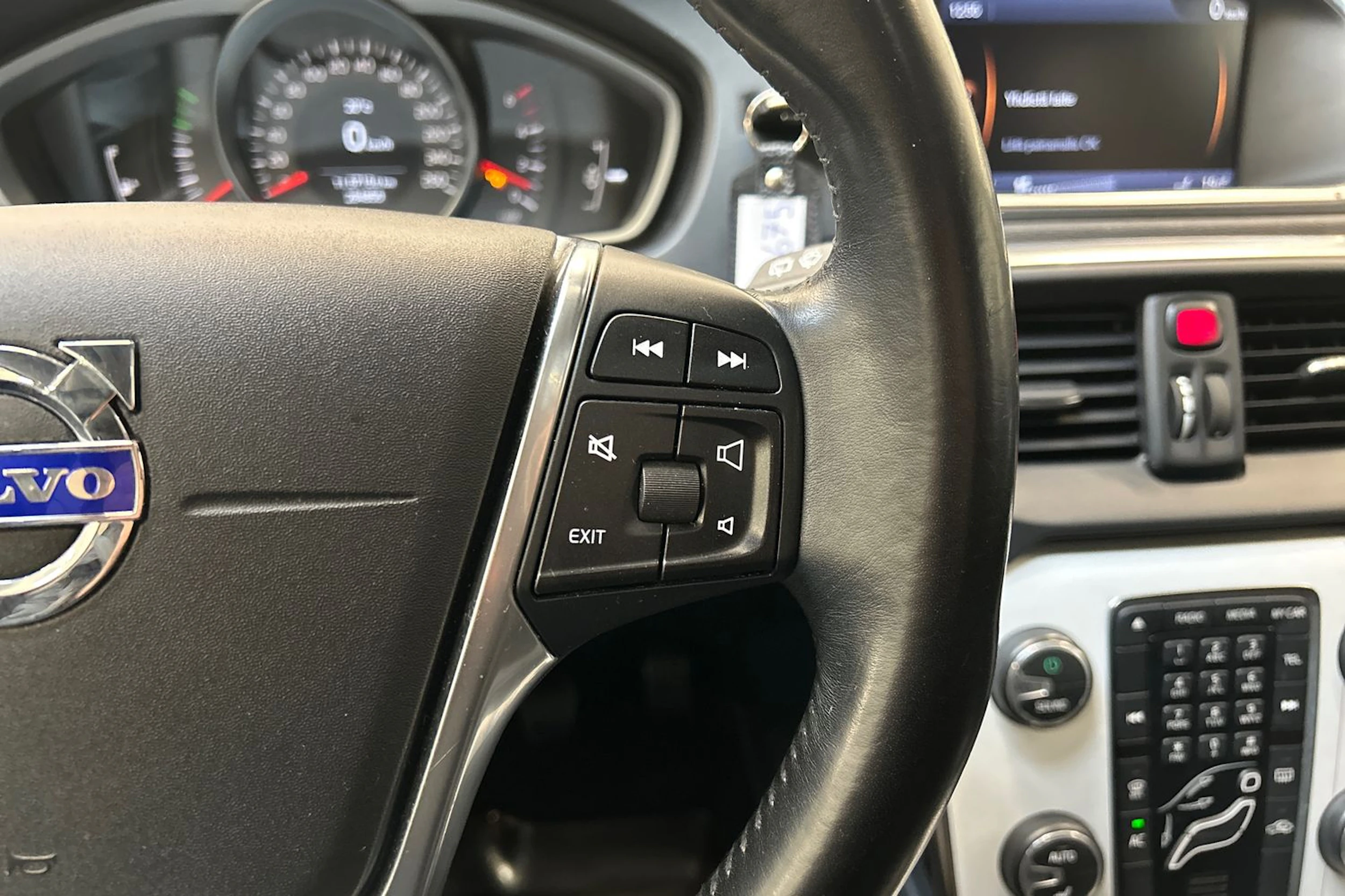 valkoinen Volvo V40 2013 kuva 13.