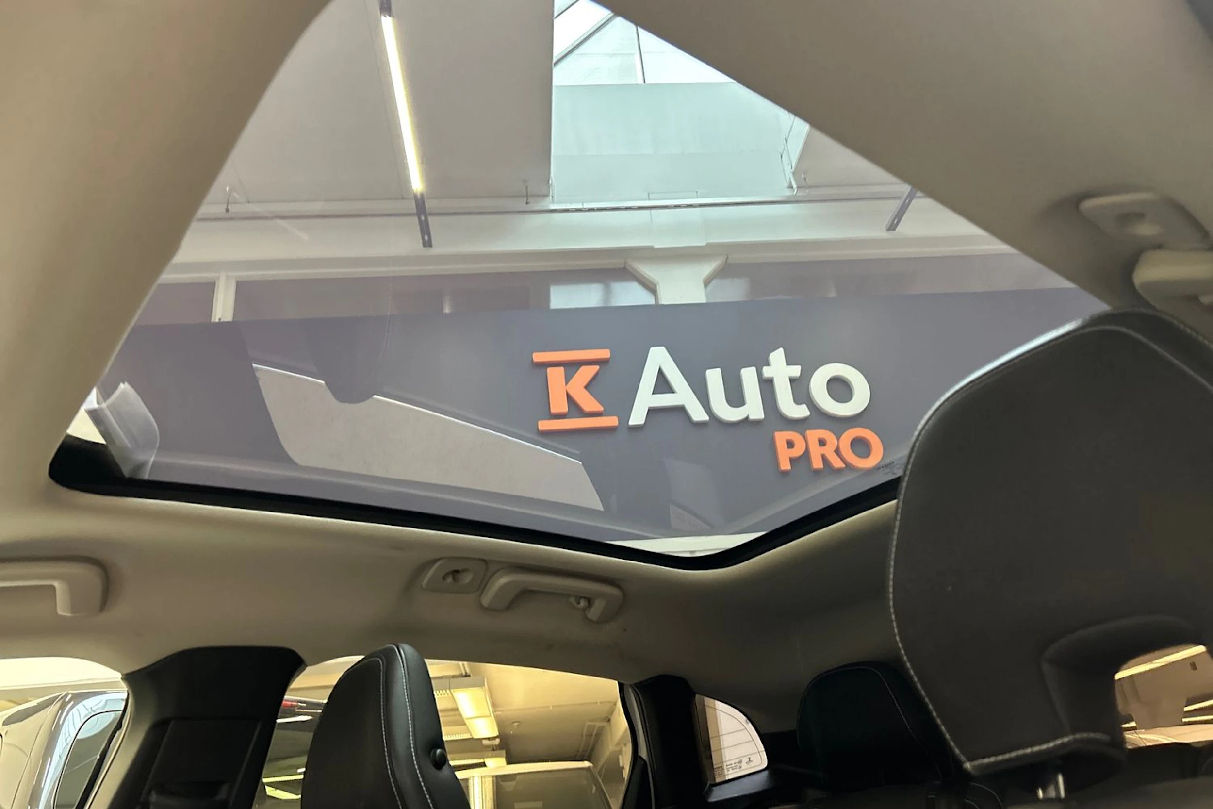 valkoinen Volvo V40 2013 kuva 16.