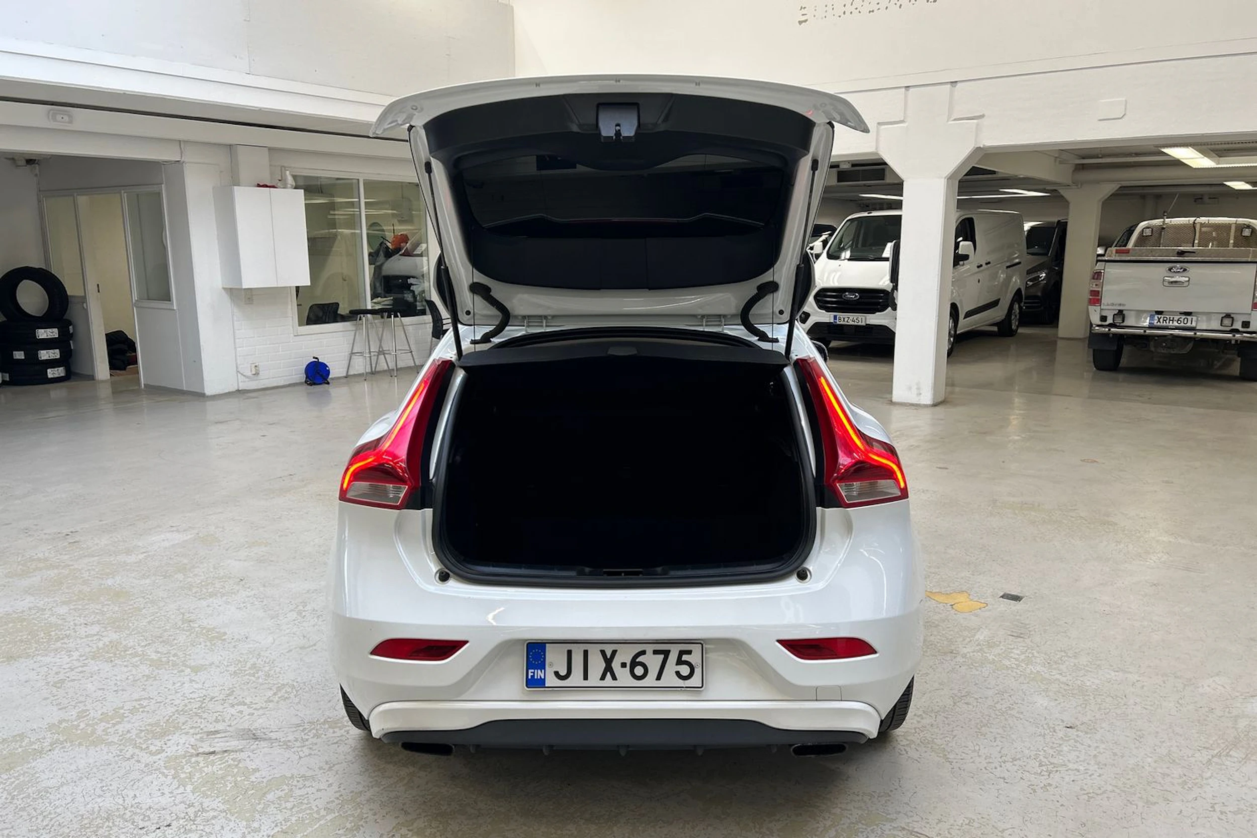 valkoinen Volvo V40 2013 kuva 18.