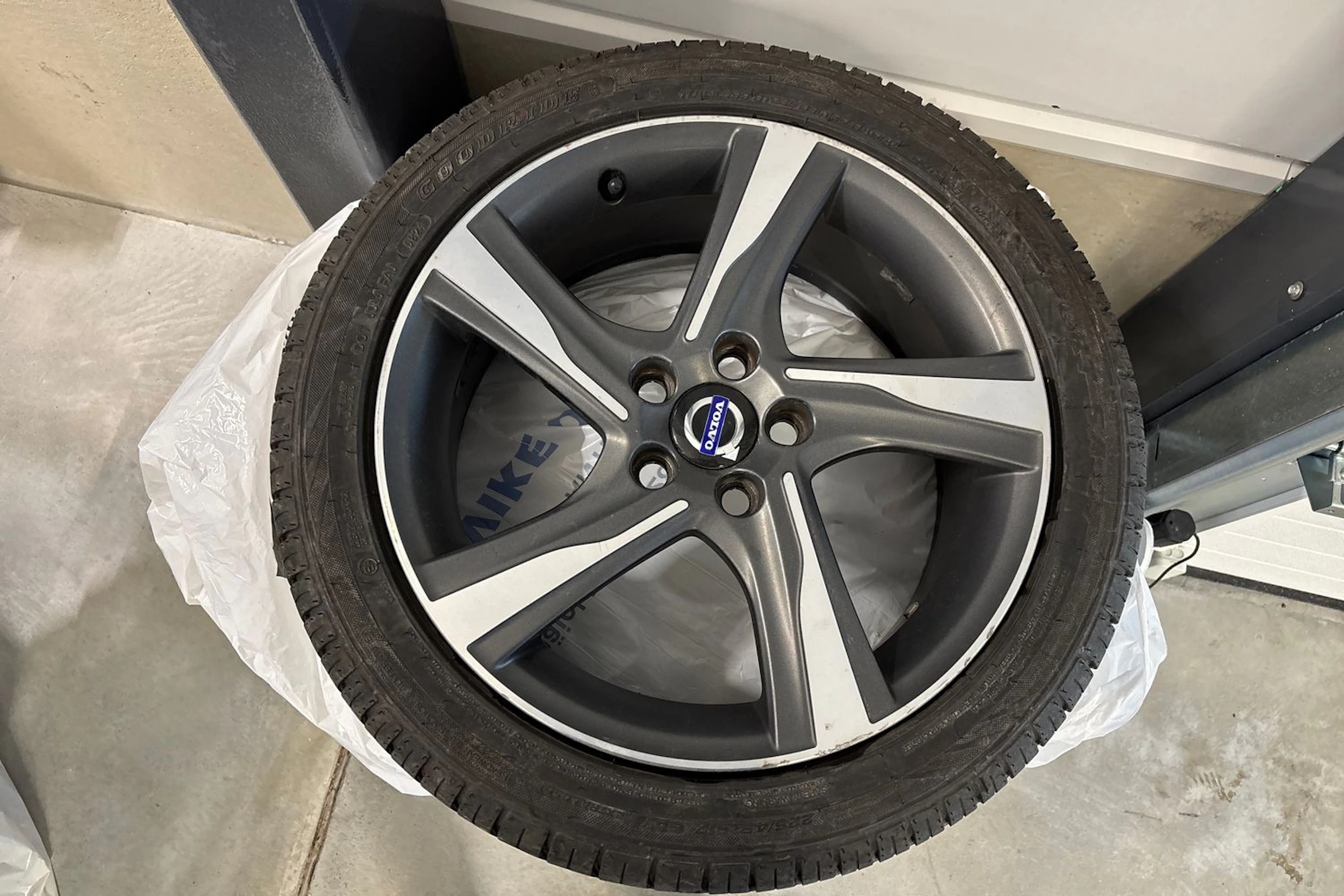 punainen Volvo V40 2014 kuva 13.