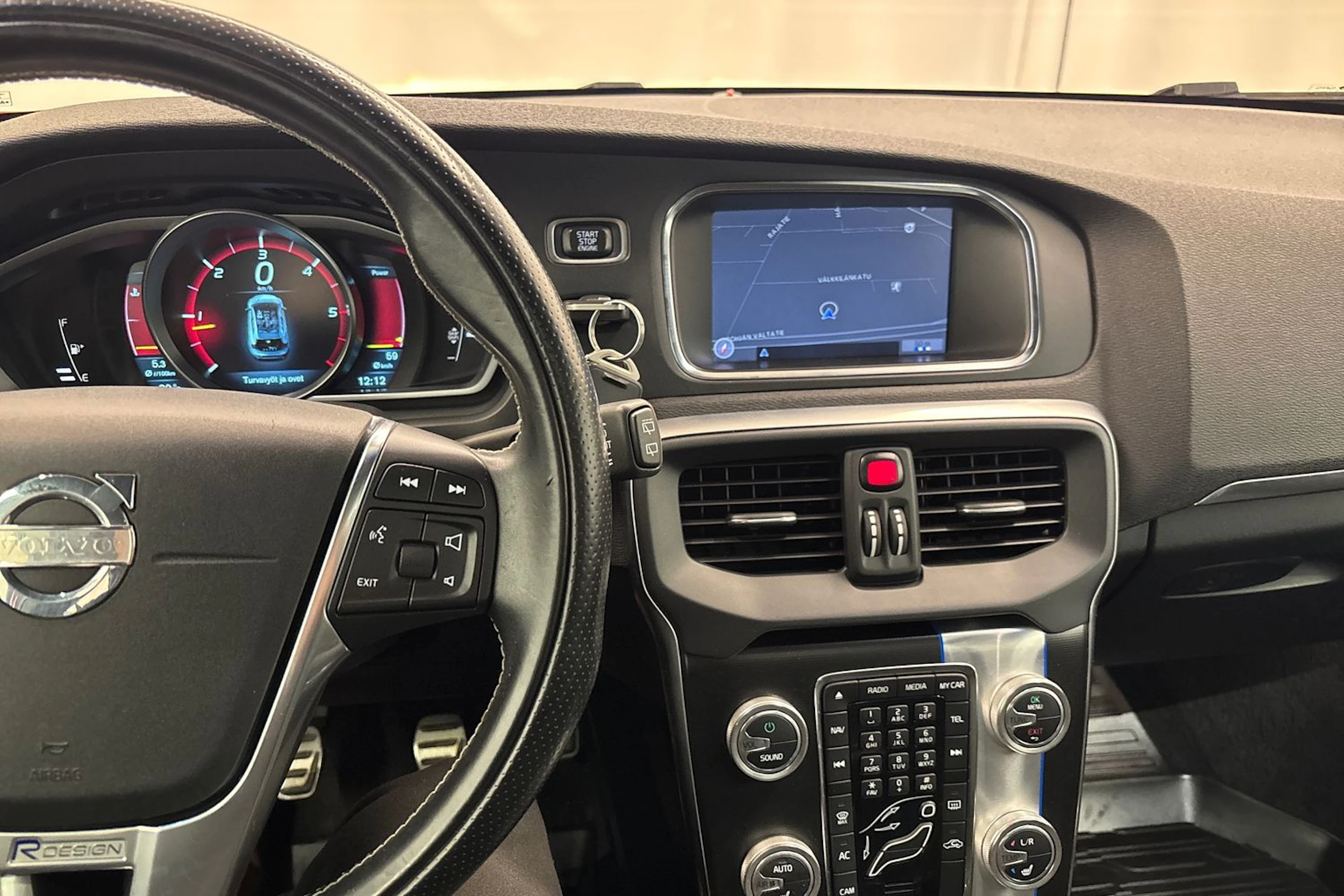 punainen Volvo V40 2014 kuva 15.