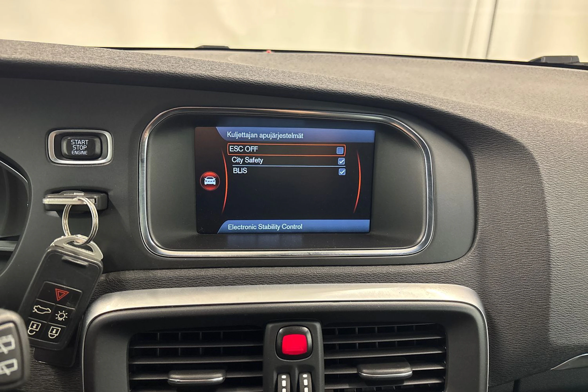 punainen Volvo V40 2014 kuva 16.