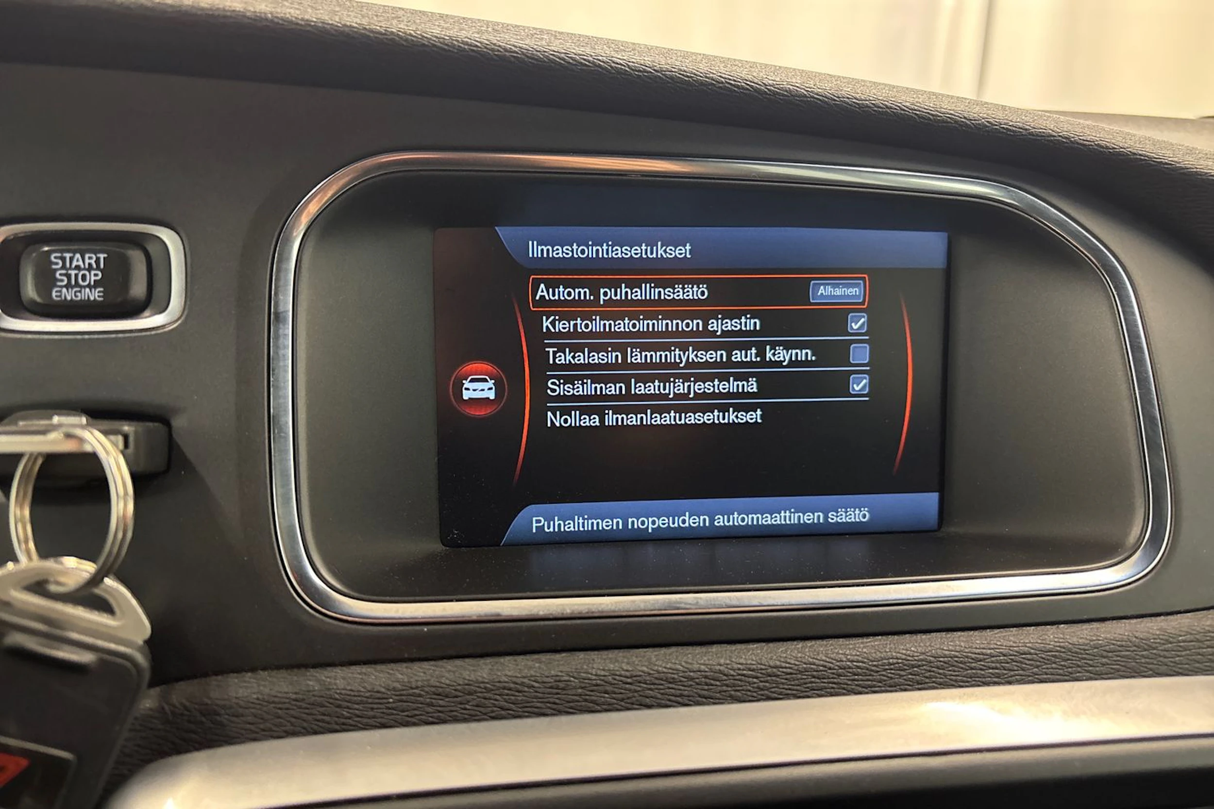 punainen Volvo V40 2014 kuva 17.