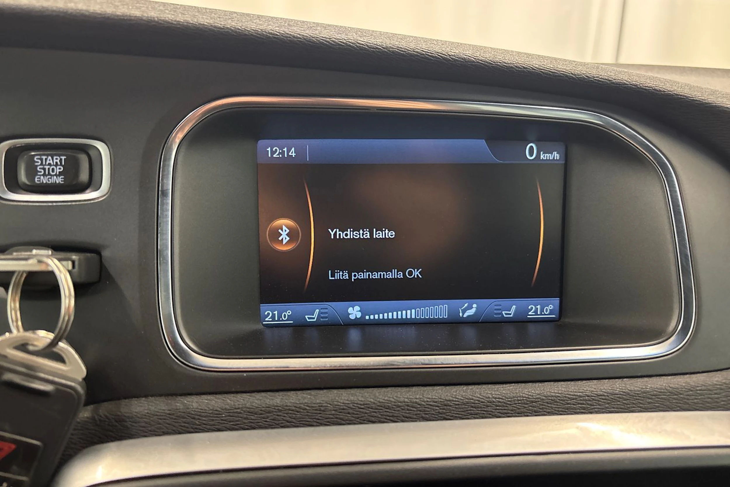 punainen Volvo V40 2014 kuva 18.