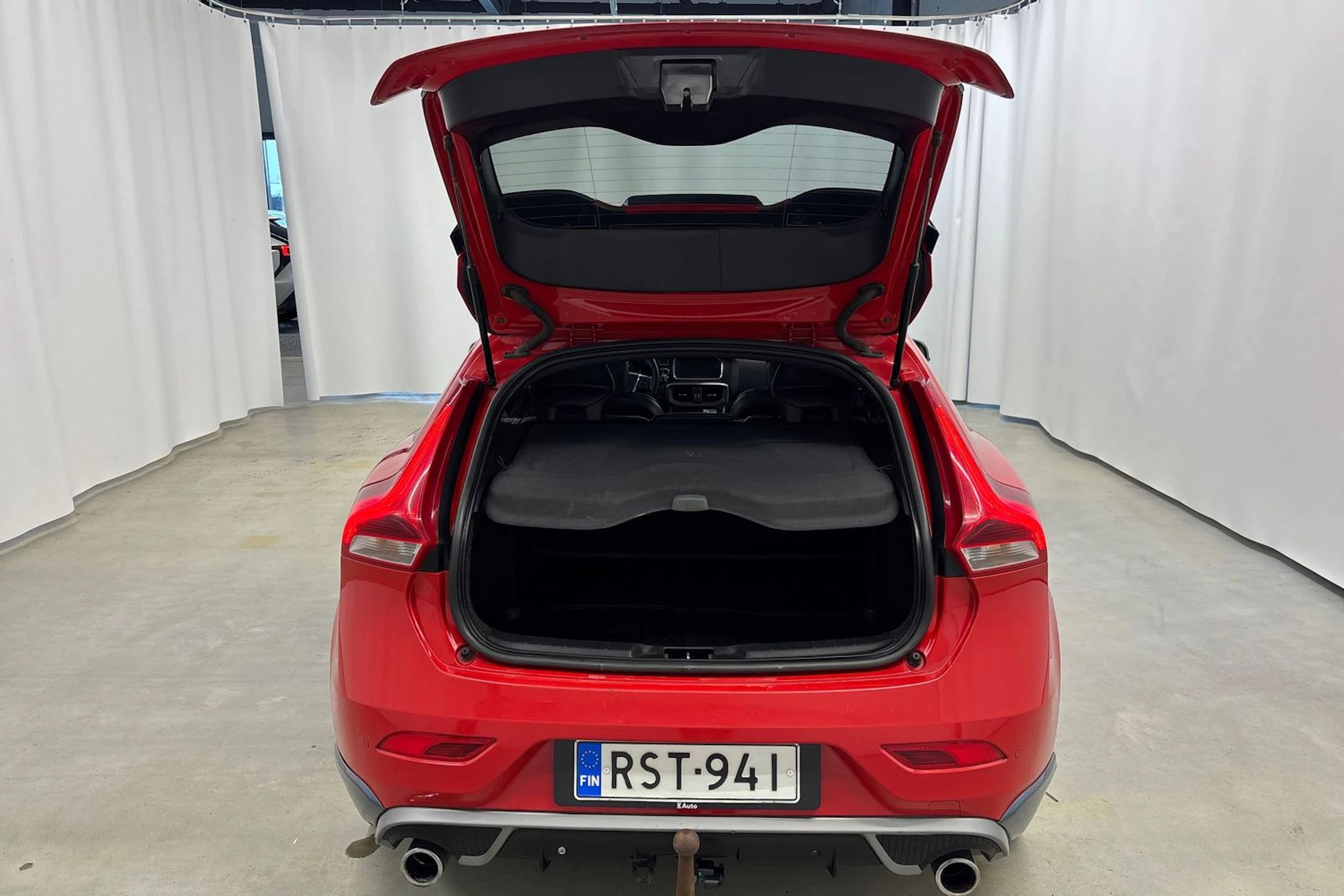 punainen Volvo V40 2014 kuva 19.