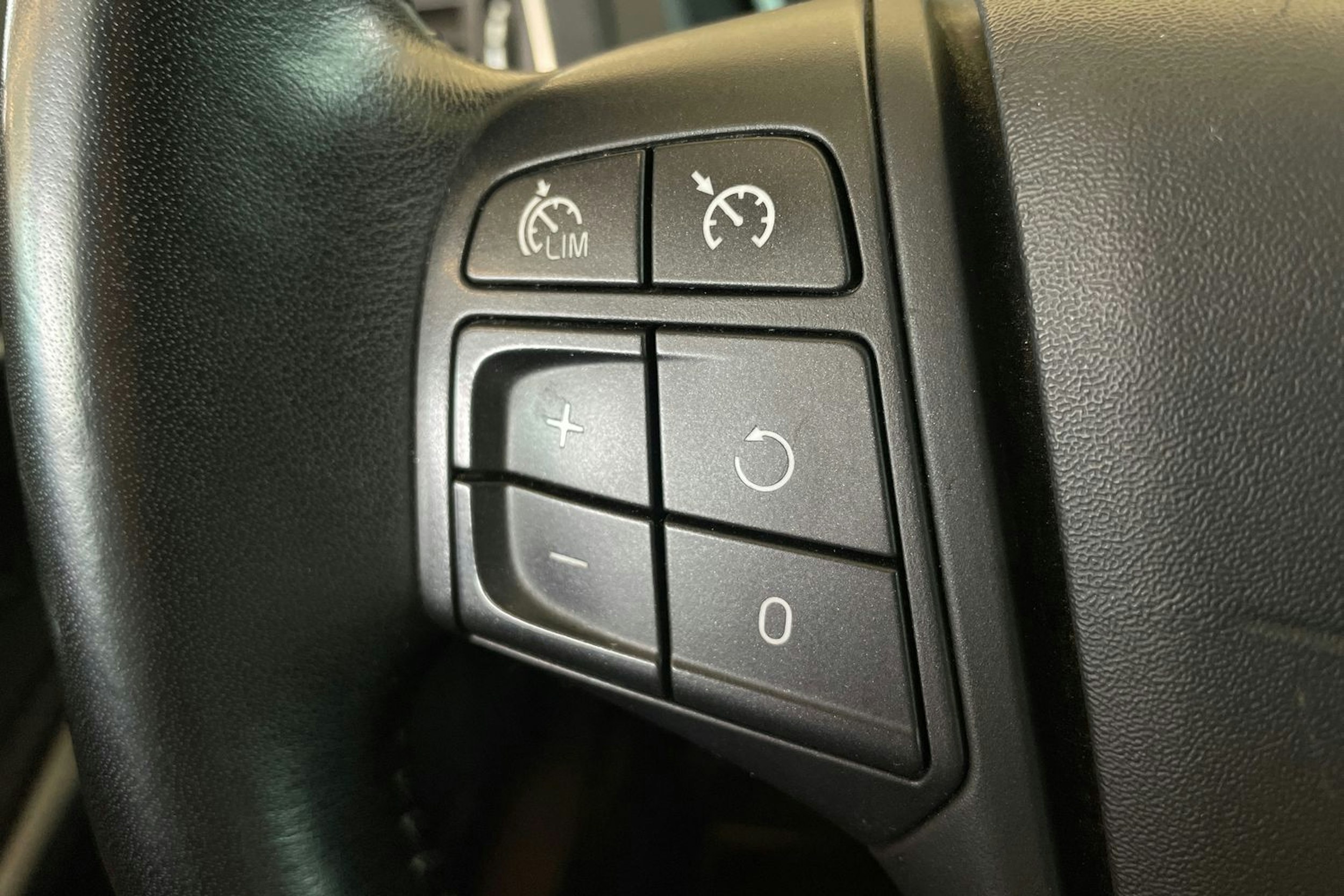 Harmaa Volvo V40 2013 kuva 17.