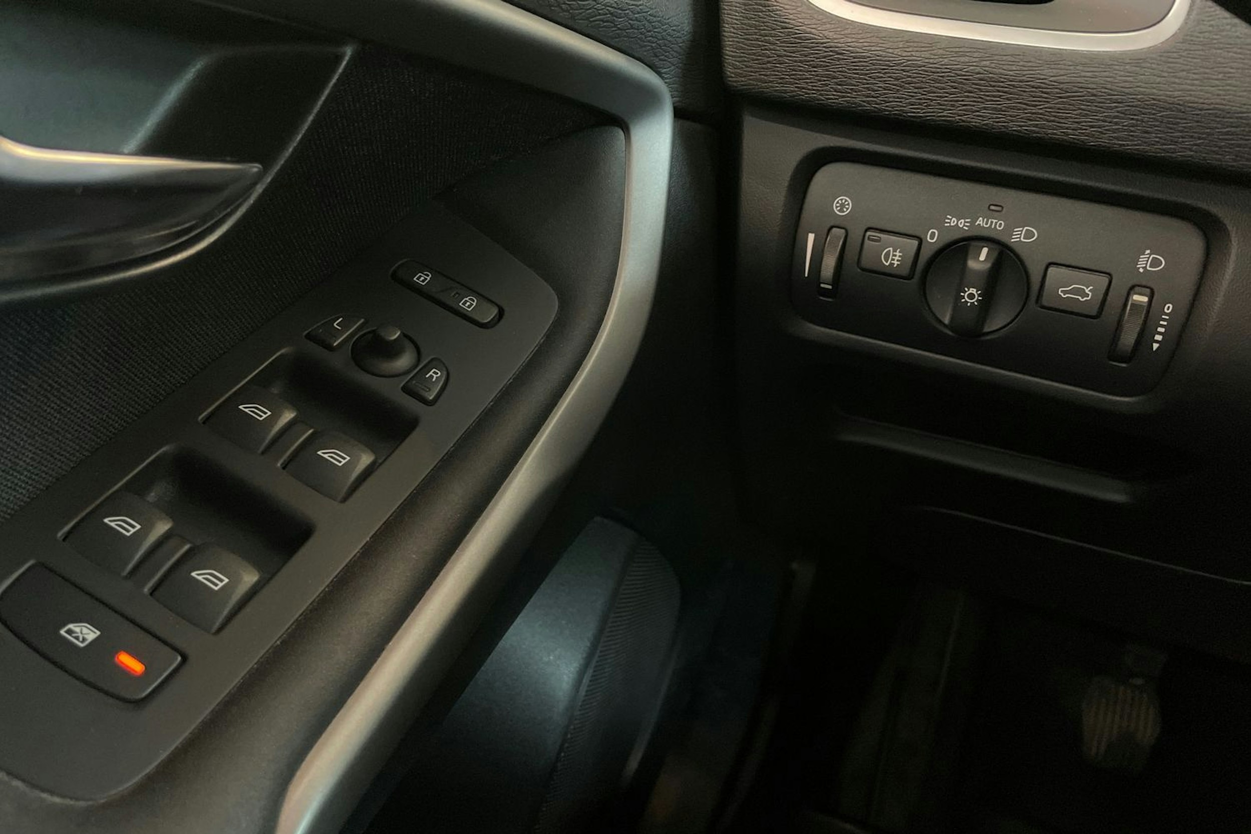 Harmaa Volvo V40 2013 kuva 21.